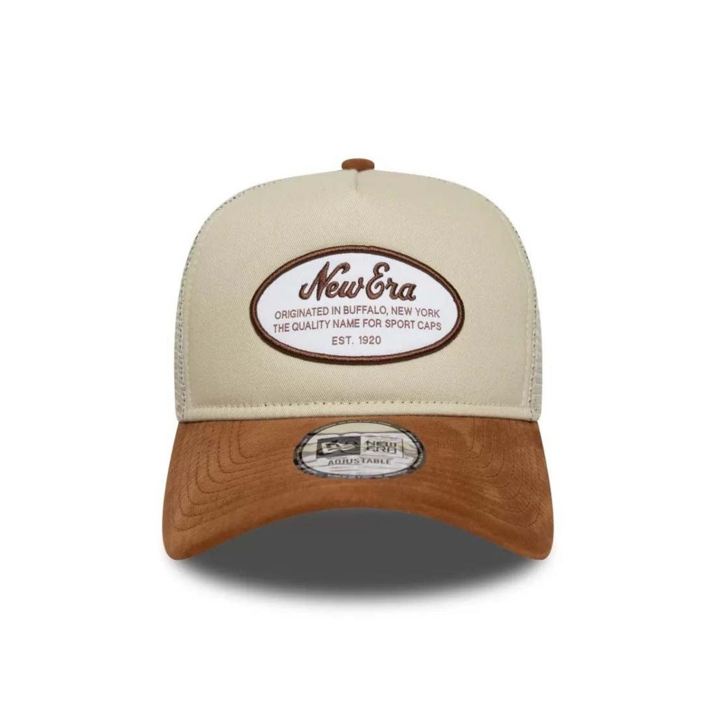 NEW ERA CASQUETTE OVAL PATCH SUEDE TRUCKER en color BEIS  (5)