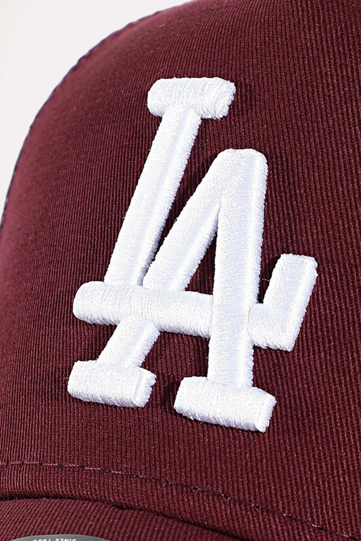 NEW ERA LEAGUE ESS TRUCKER LOSDO en color BURDEOS  (2)