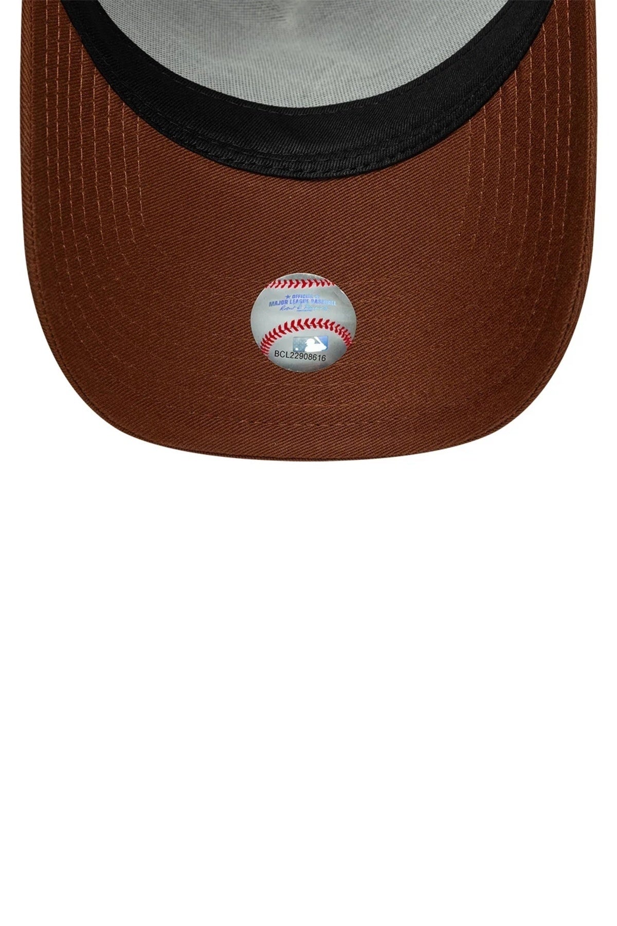 NEW ERA OUTLINE EF TRUCKER NEYYAN en color MARRON  (4)
