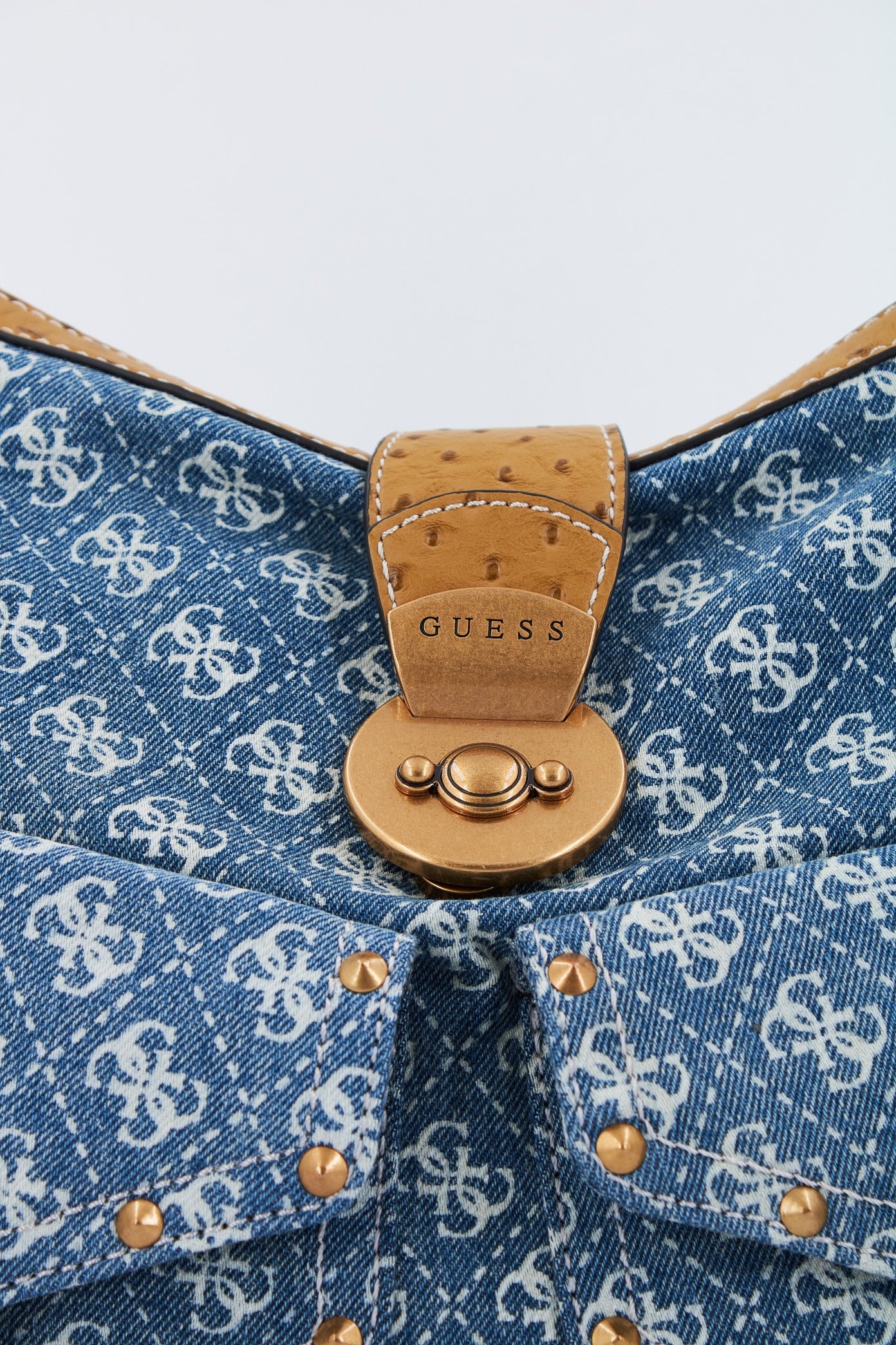 GUESS SARDINIA VINTAGE HOBO en color AZUL  (4)