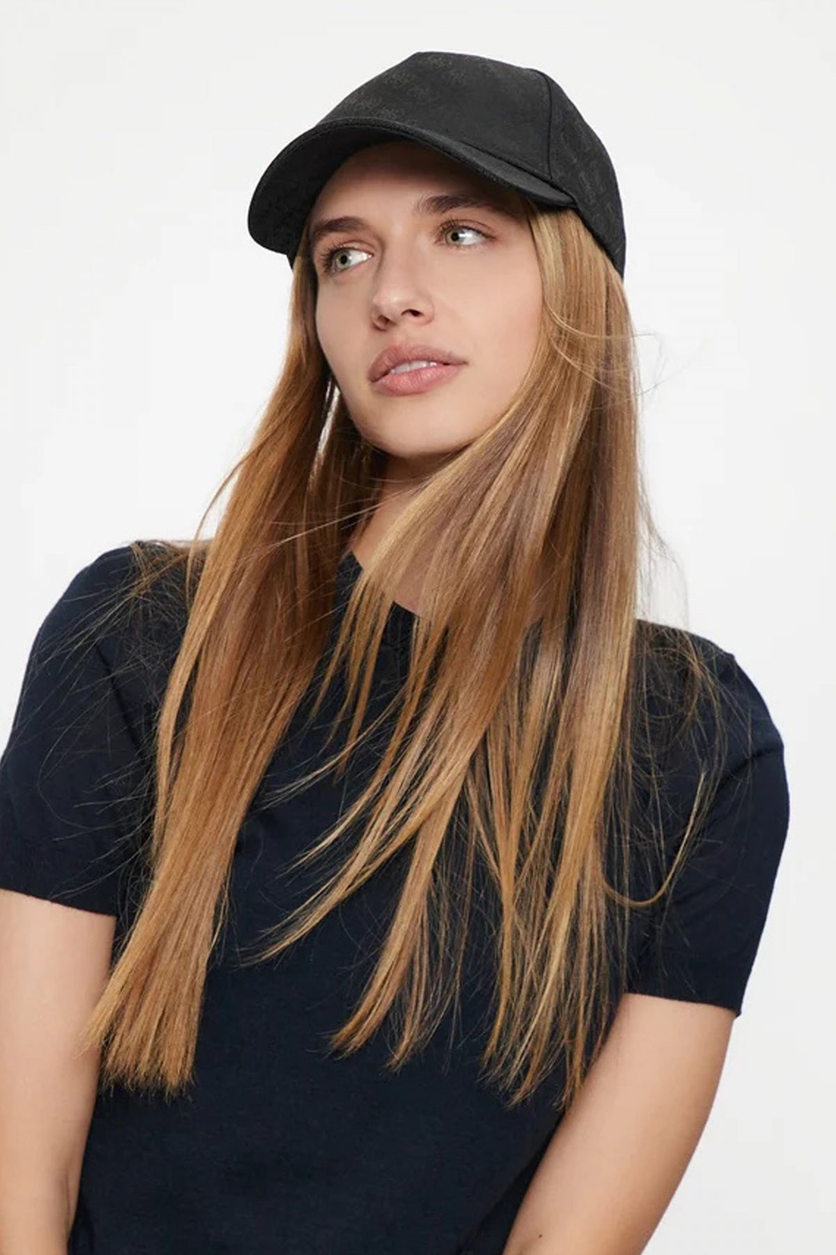 GUESS BASEBALL CAP en color NEGRO  (4)