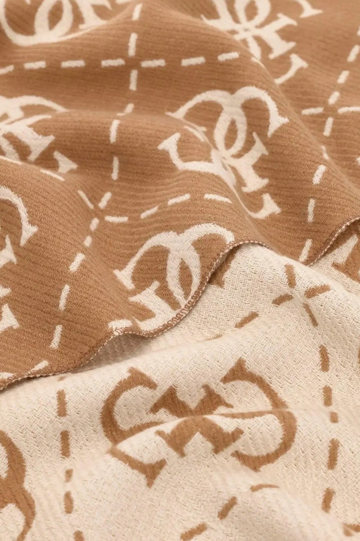 GUESS AW VIS ORLINA LOGO en color BEIS  (3)