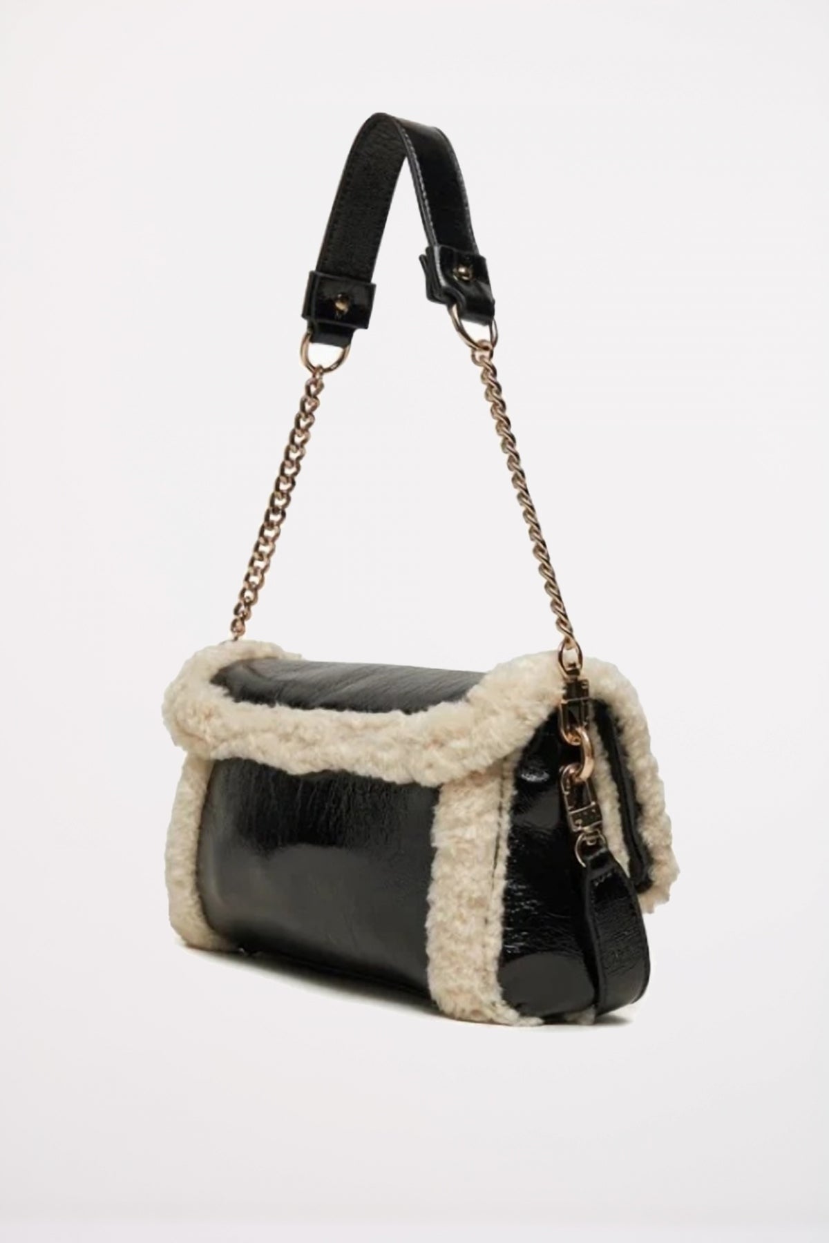 GUESS DAVIKA FLAPSHOULDER B en color NEGRO  (2)