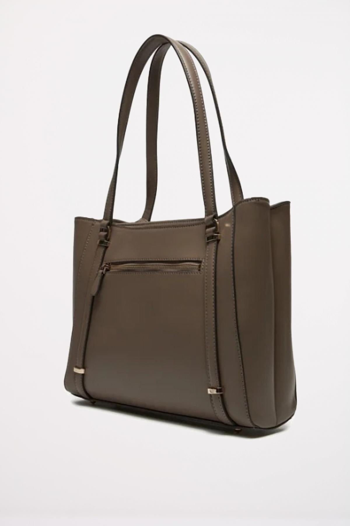 GUESS HWVG  en color MARRON  (2)