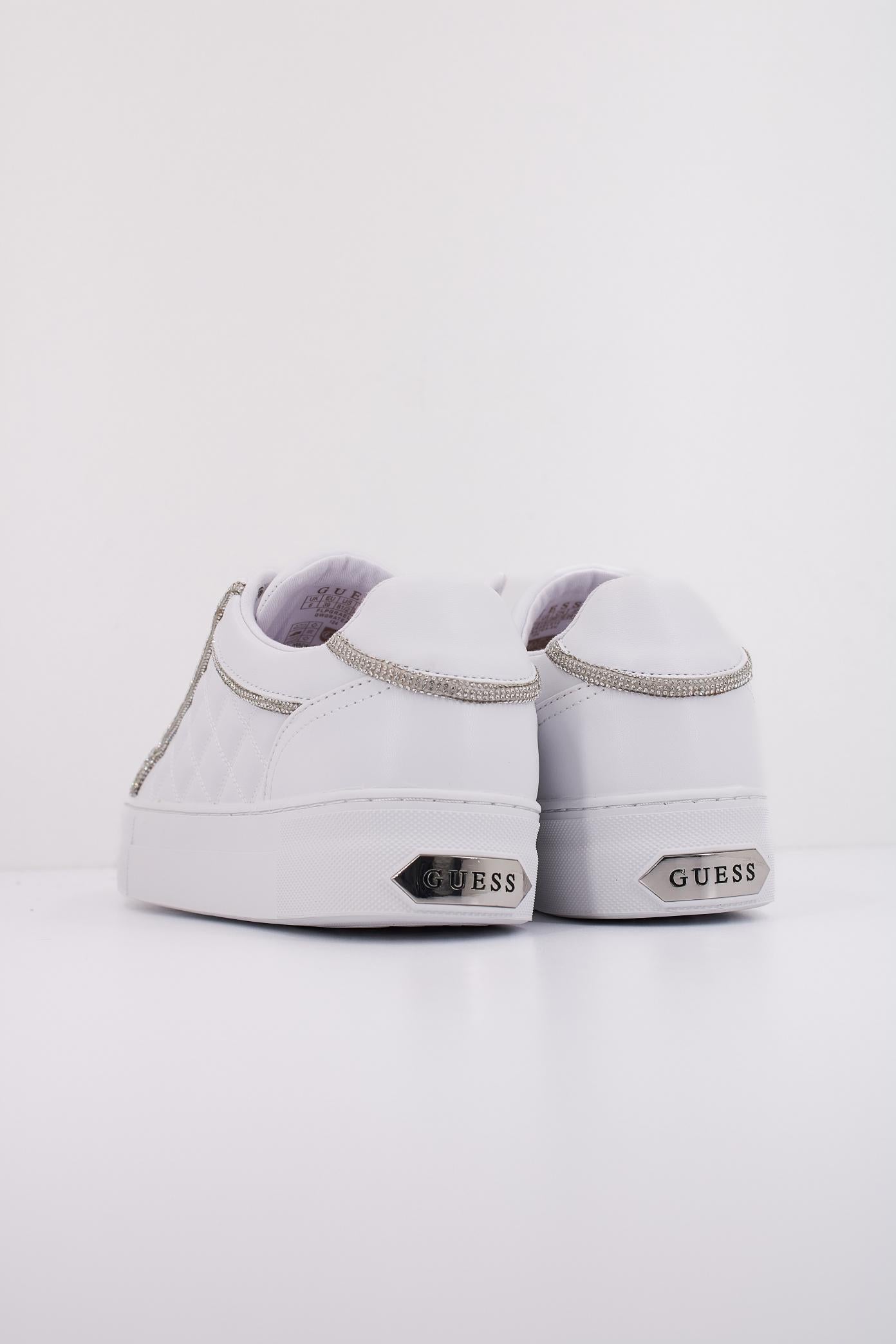 GUESS GRATEA en color BLANCO  (4)