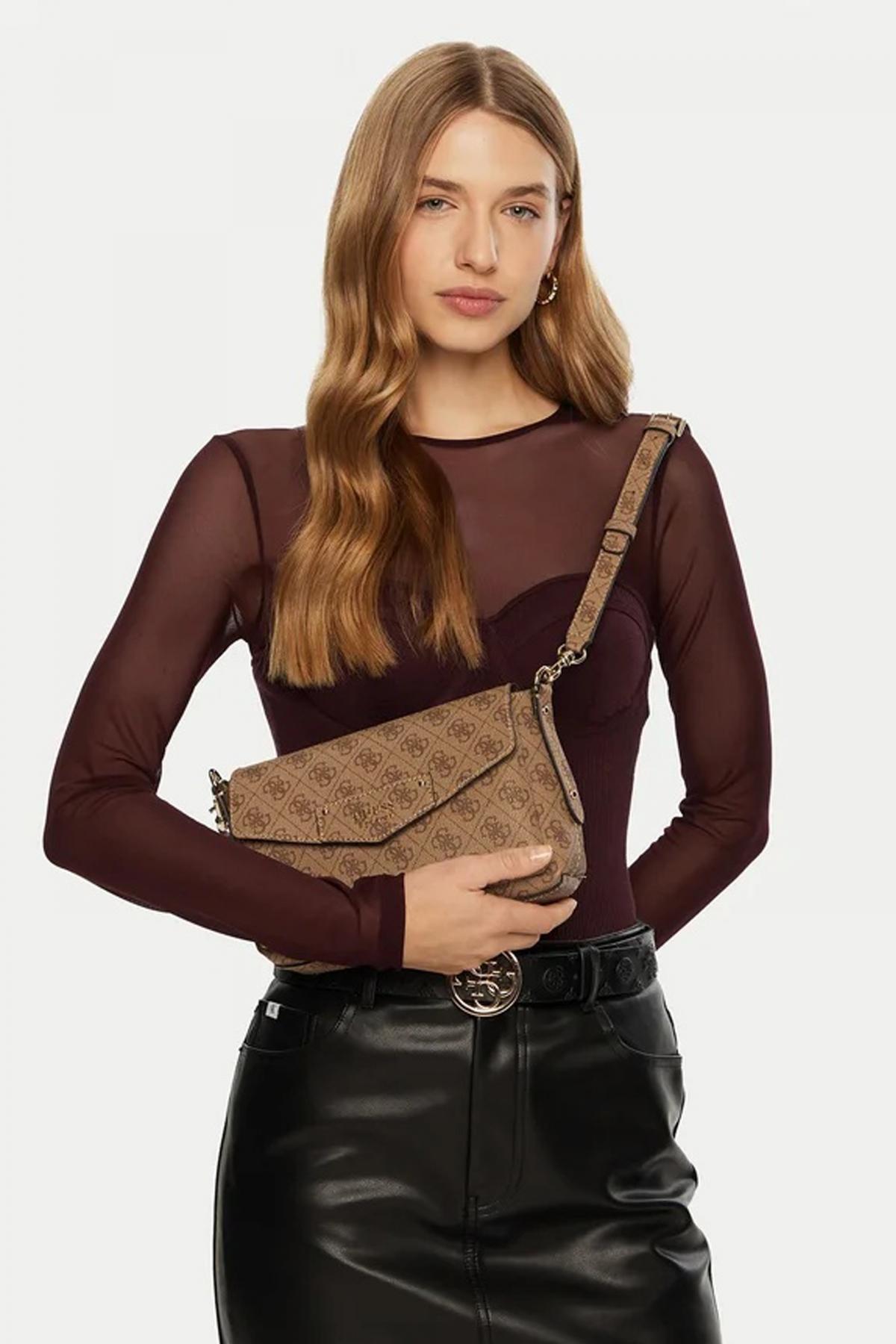 GUESS ECO BRENTON FLAP en color MARRON CLARO  (4)