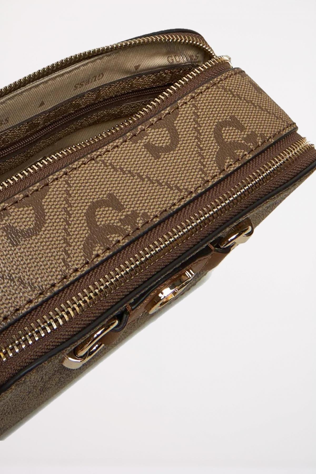 GUESS IZZY CAMERA BAG en color MARRON  (4)
