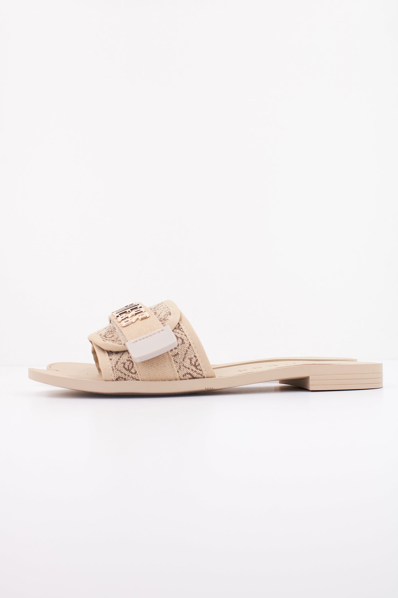 GUESS FLELY FAL  en color BEIS  (1)