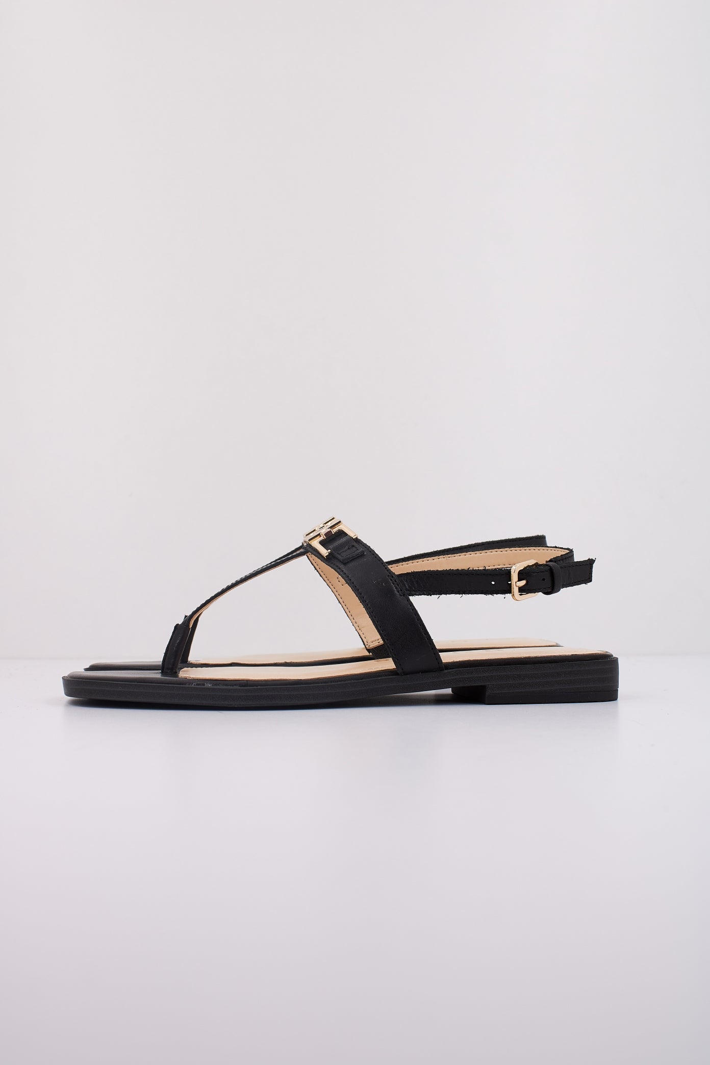 GUESS FLJREL LEA en color NEGRO  (1)