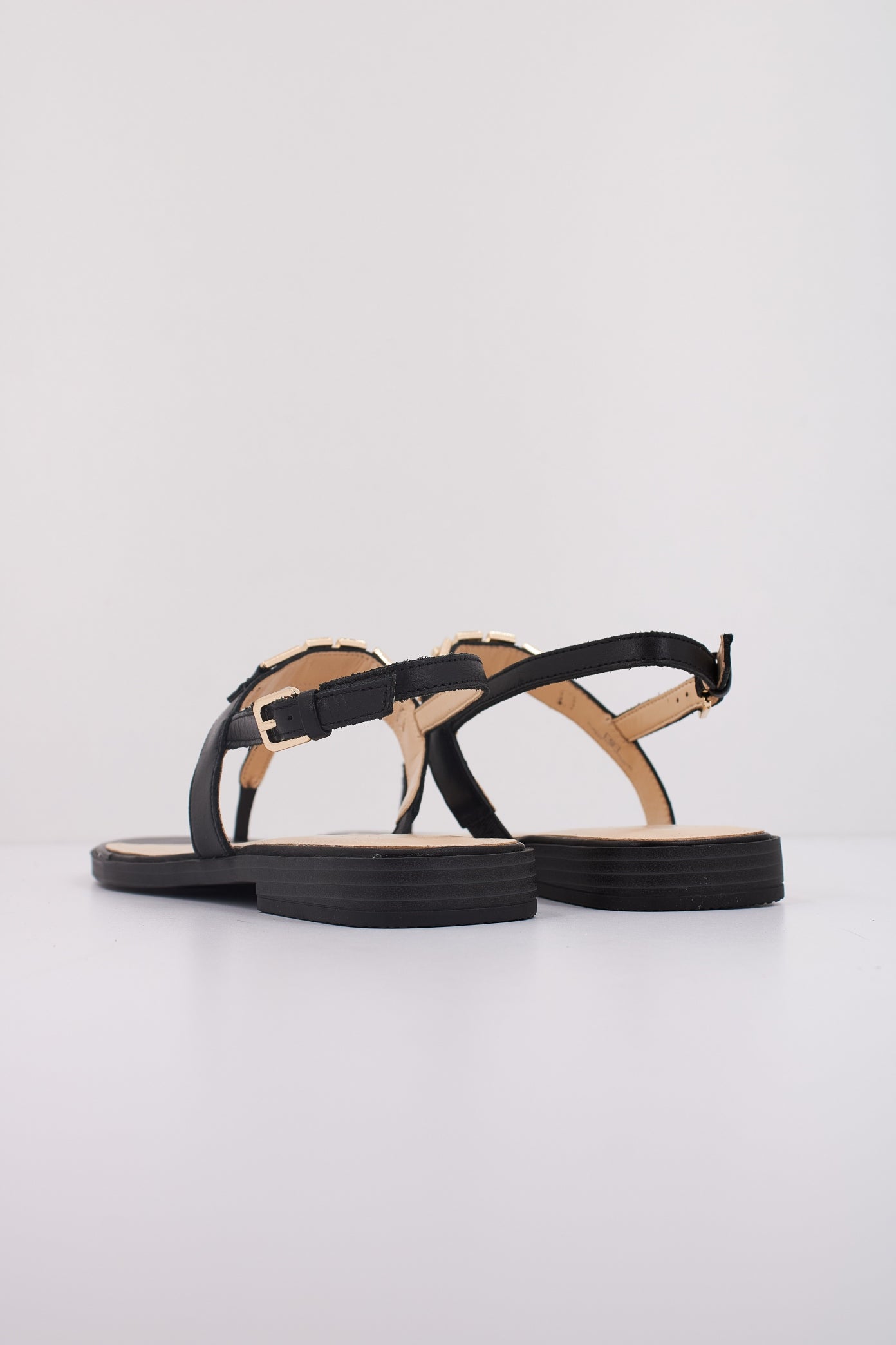 GUESS FLJREL LEA en color NEGRO  (4)