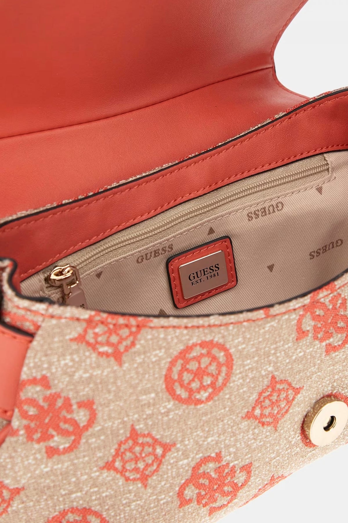 GUESS BEYZA FLAP SHOULDER en color NARANJA  (3)