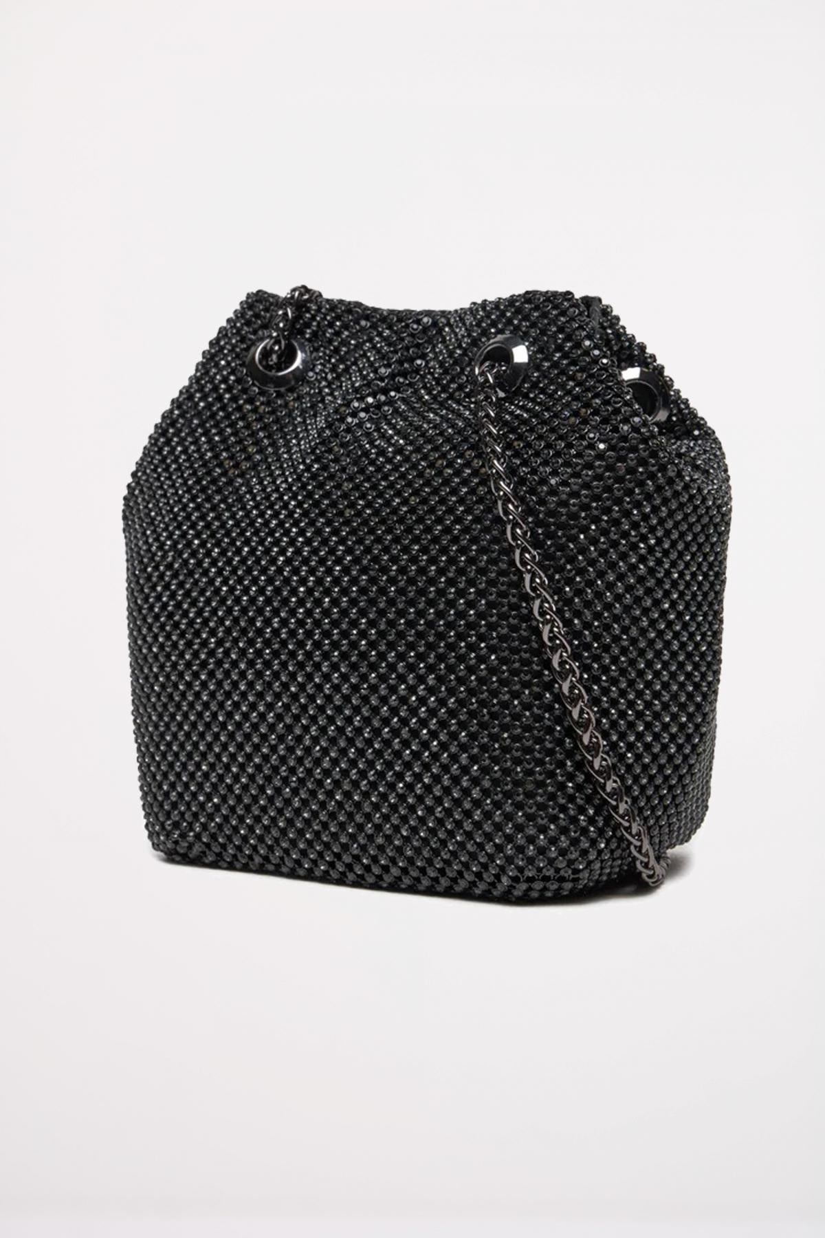 GUESS ZALINA POUCH en color NEGRO  (3)