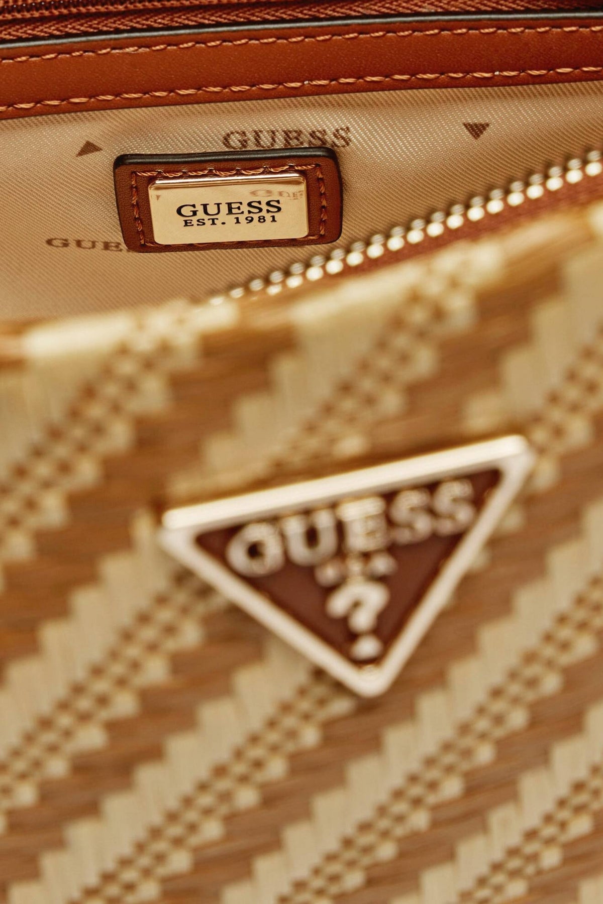 GUESS SIMONA SMALL SATCHEL en color MARRON CLARO  (4)