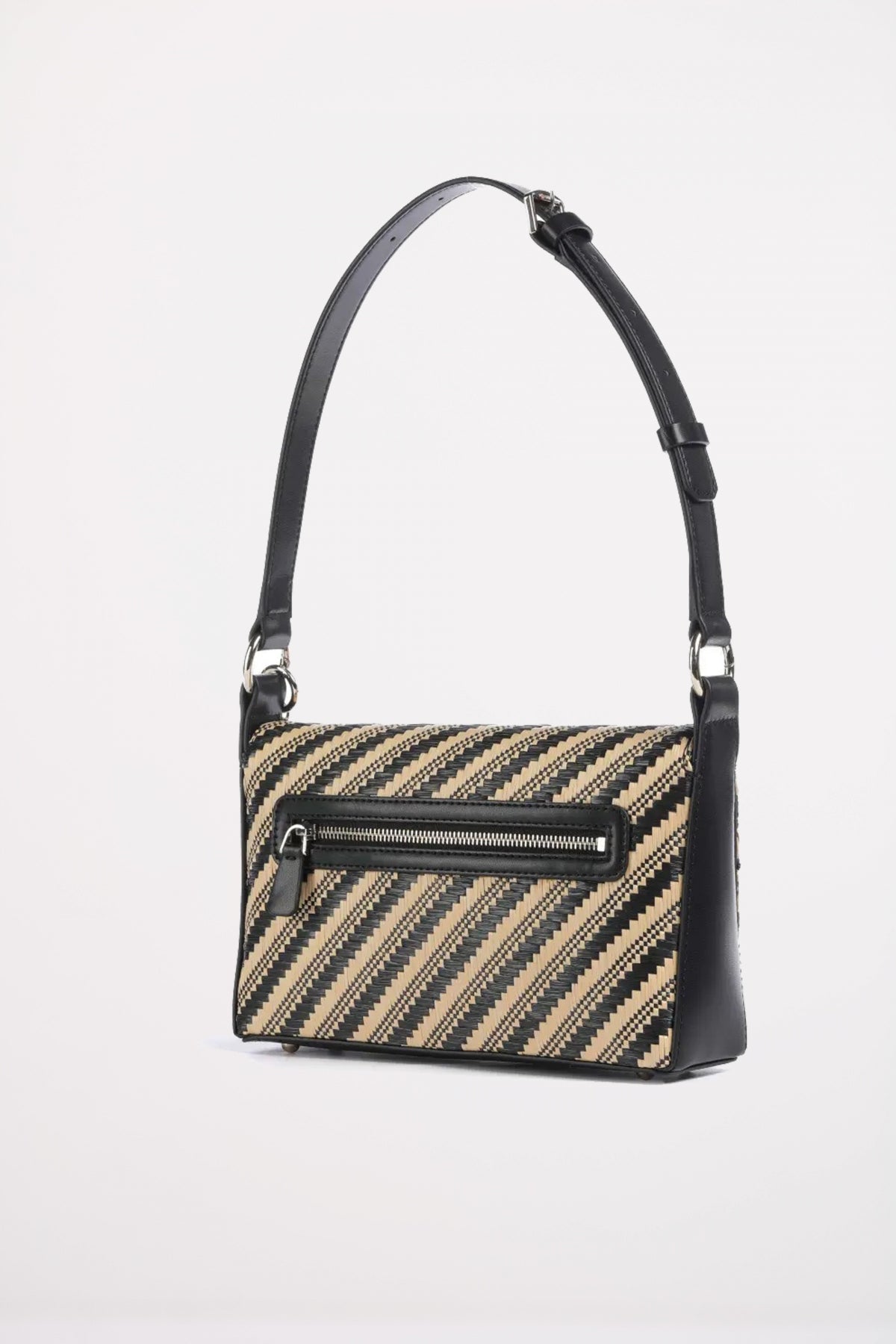 GUESS SIMONA FLAP SHOULDER en color NEGRO  (2)