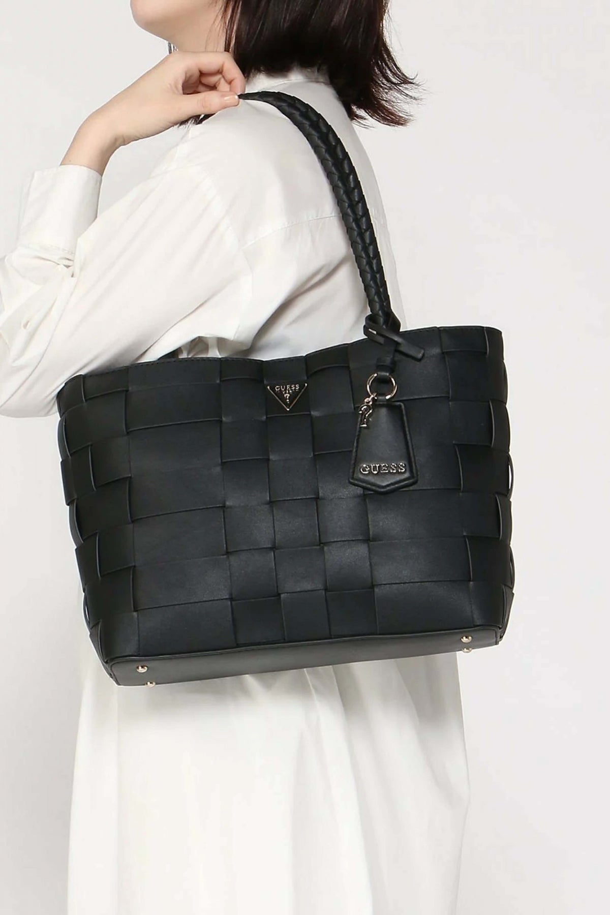 GUESS MAYLEE en color NEGRO  (4)