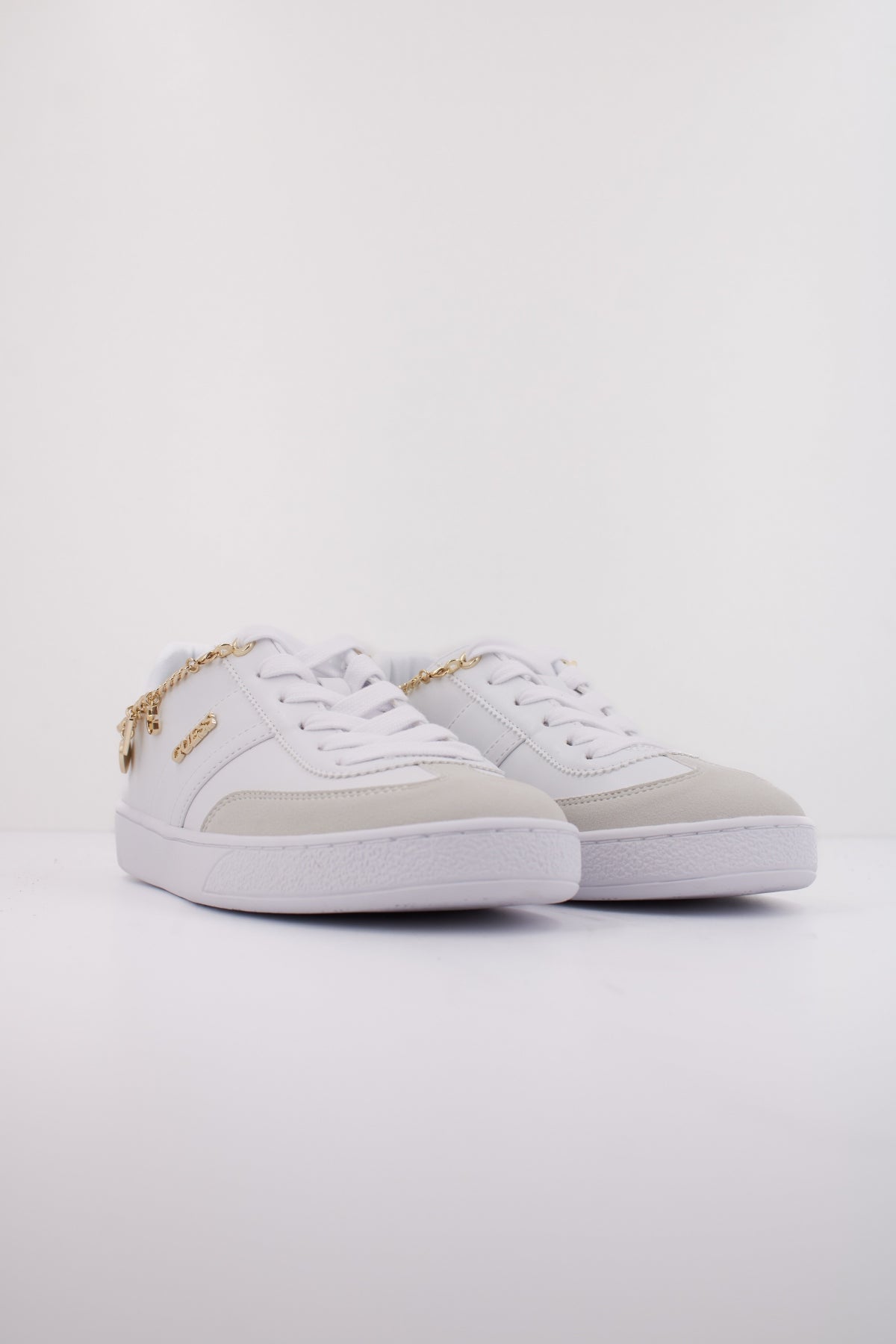 GUESS FLTNAO LEA  en color BLANCO  (2)
