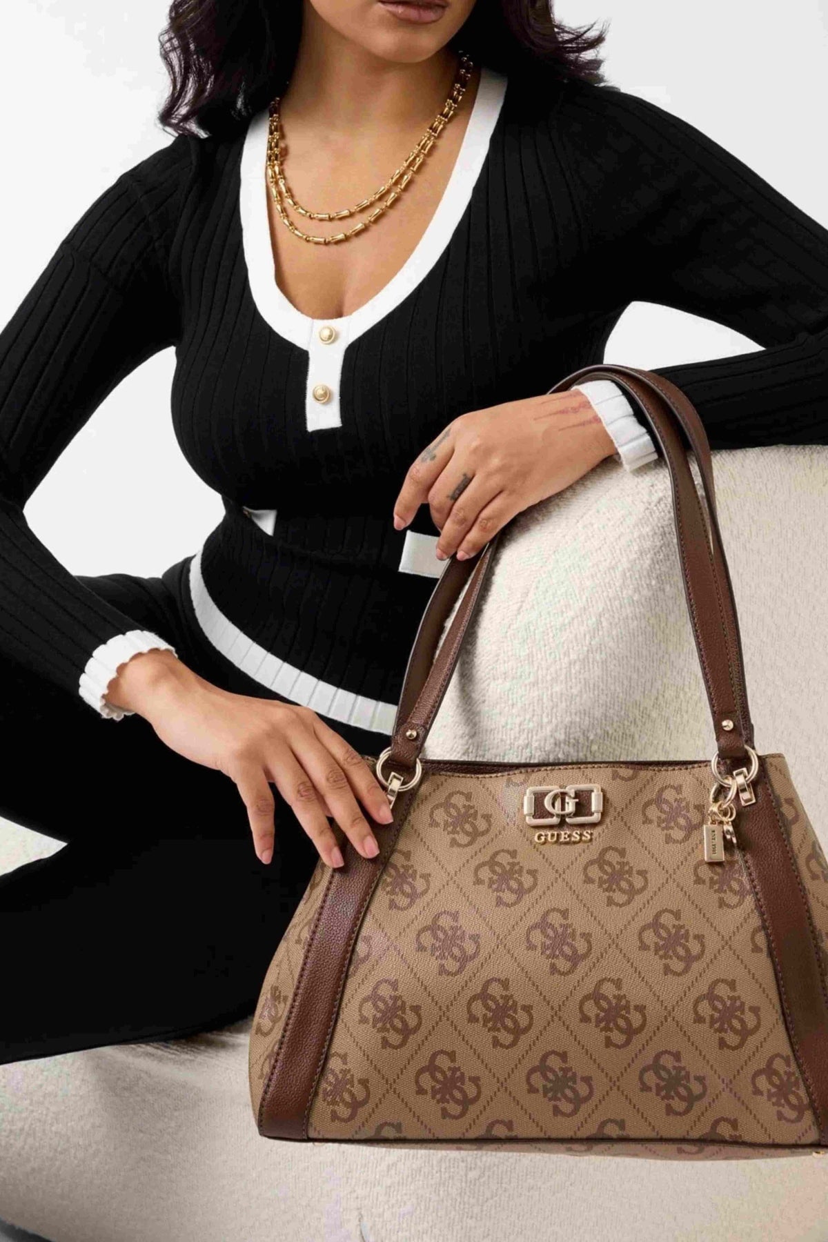 GUESS KARNILLA LOGO GFRIEND en color MARRON  (4)