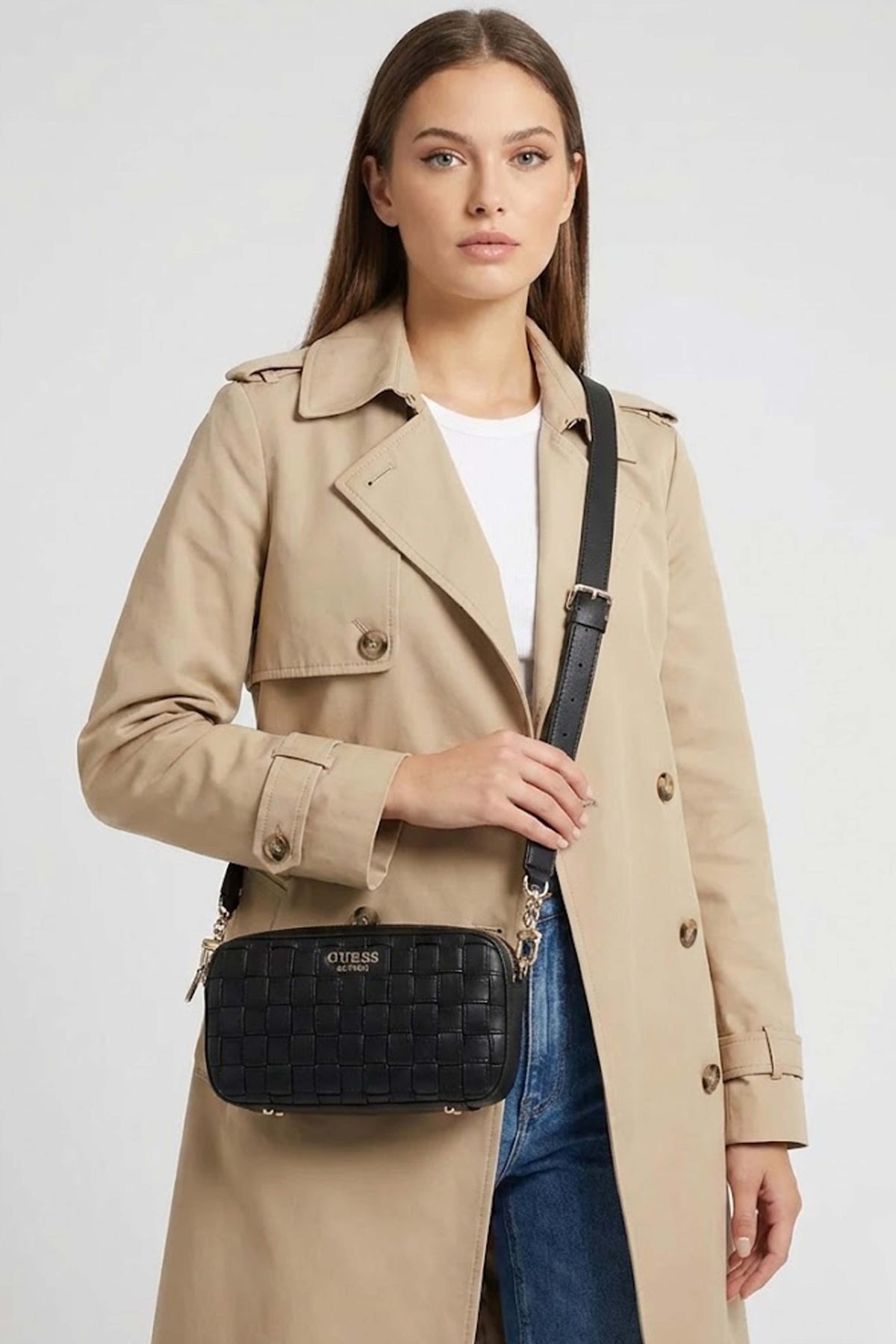GUESS SANDY CAMERA CROSSBODY en color NEGRO  (1)