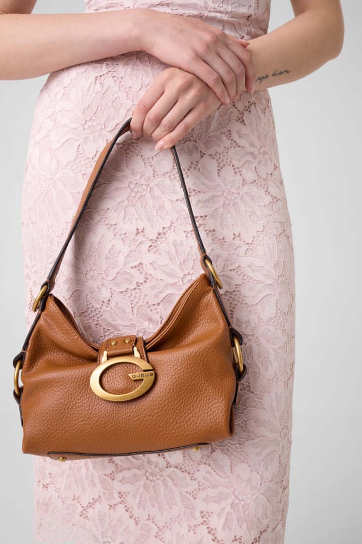 GUESS HWBB  en color MARRON  (1)