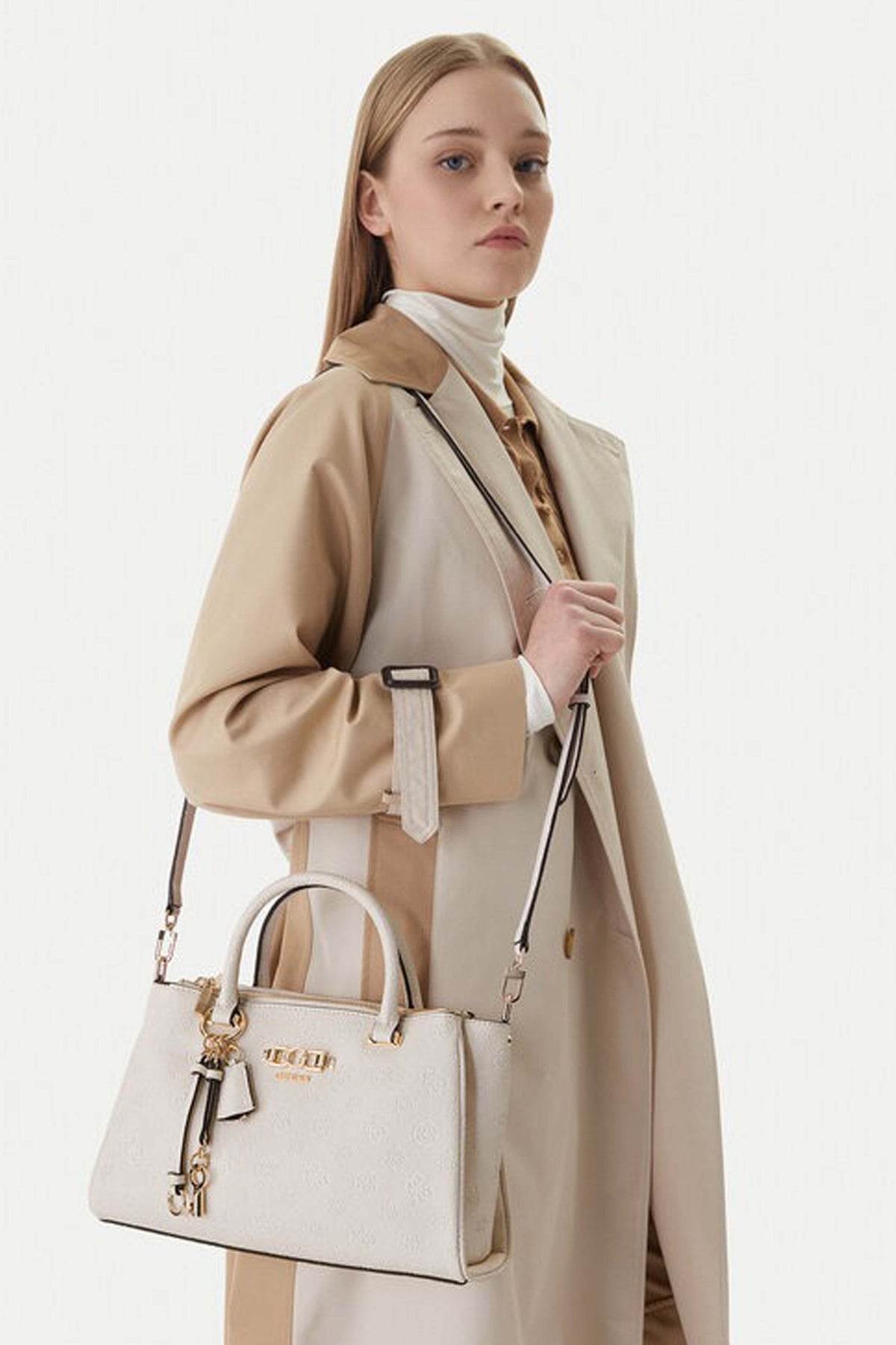 GUESS HWPD   en color BLANCO  (1)