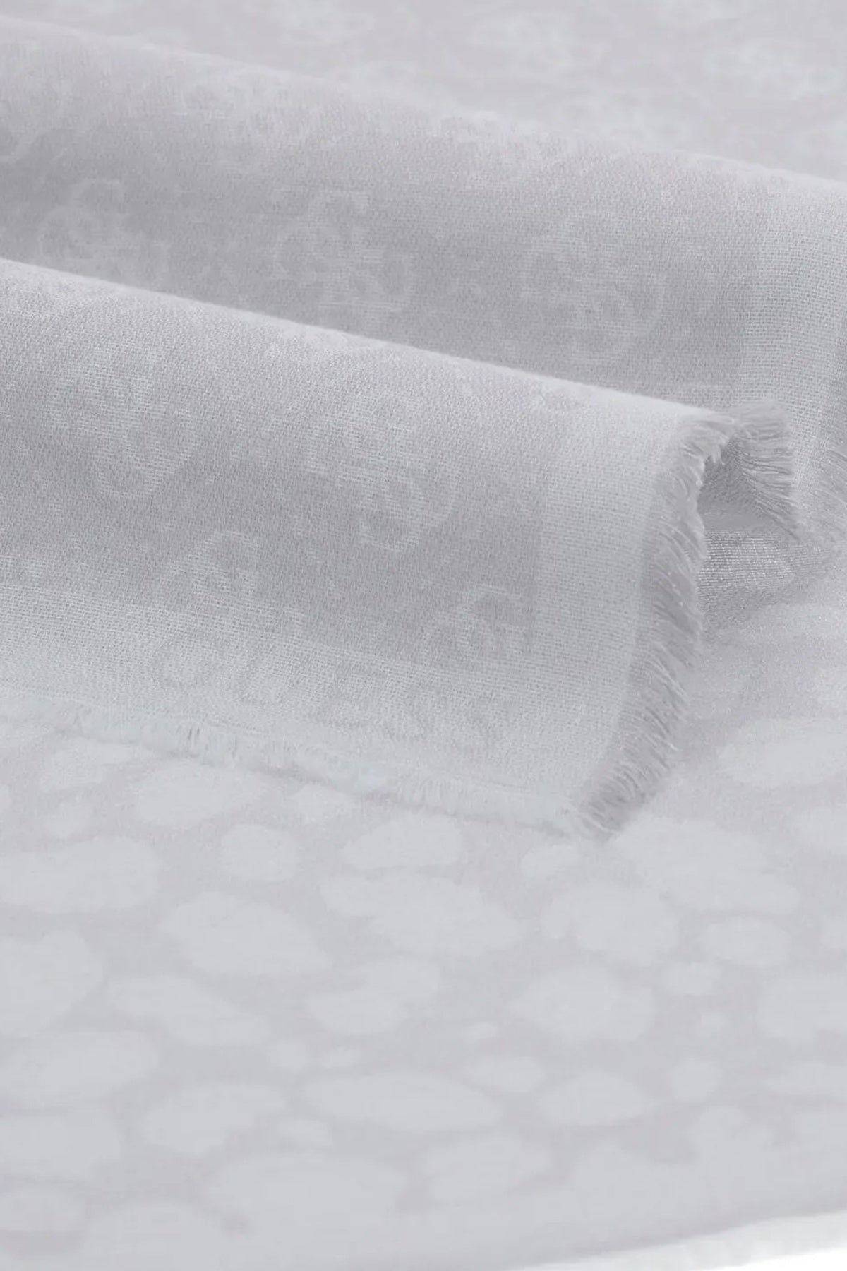 GUESS AW VIS JACQUARD SCARF en color GRIS  (2)