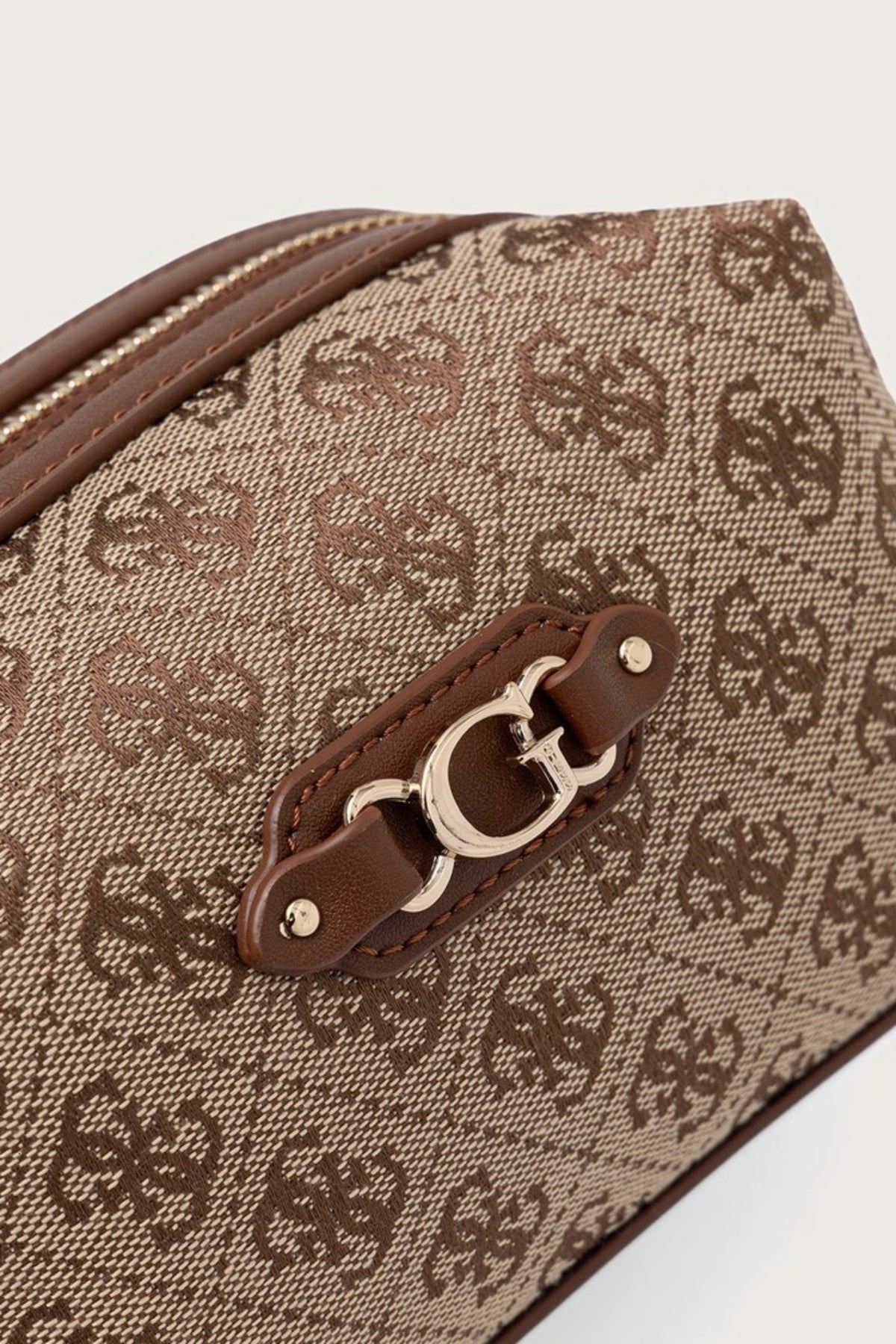 GUESS PW P SAMANTHA TOILETRY SMAL en color MARRON  (3)