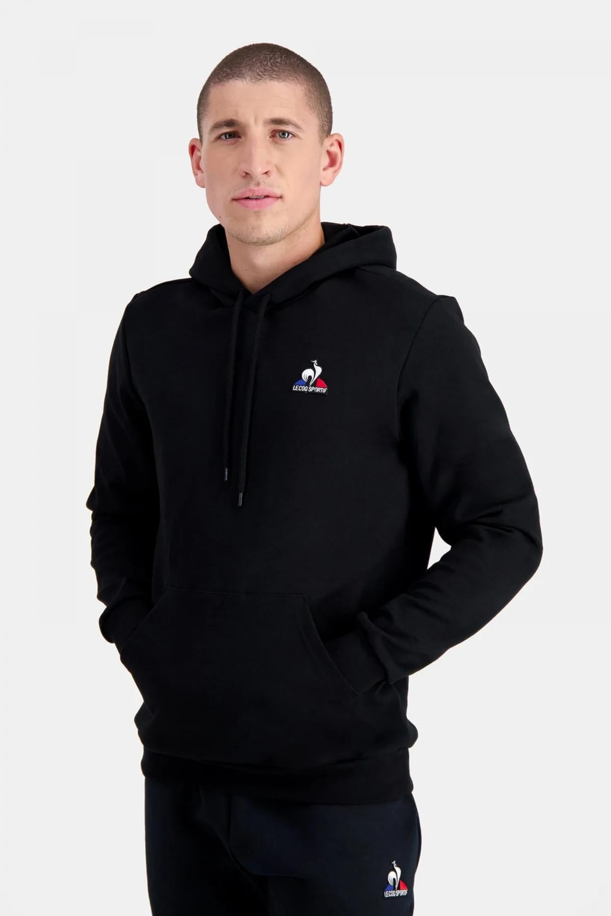 LE COQ SPORTIF ESS HOODY N en color NEGRO  (1)
