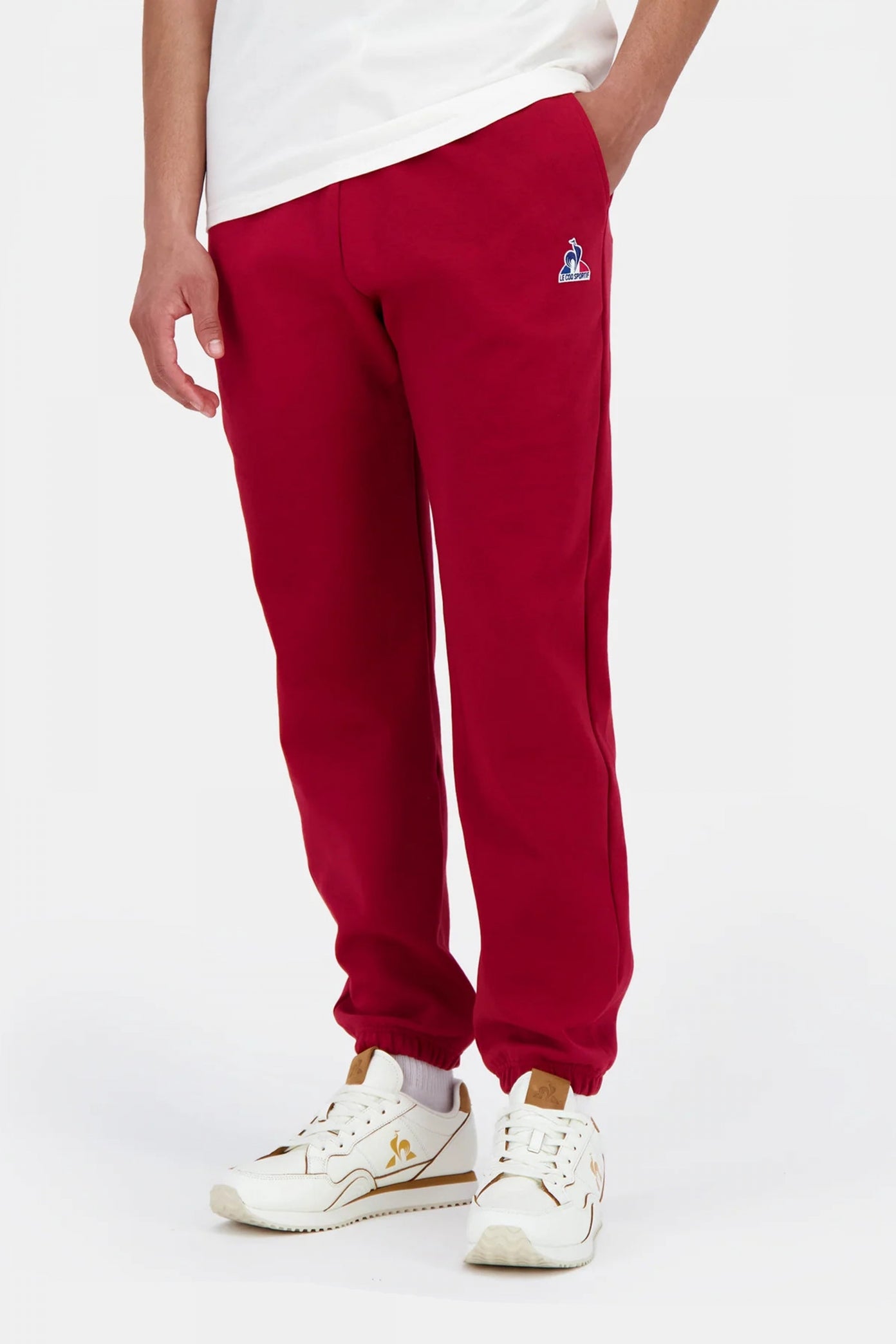 LE COQ SPORTIF ESS PANT LOOSE N en color ROJO  (1)