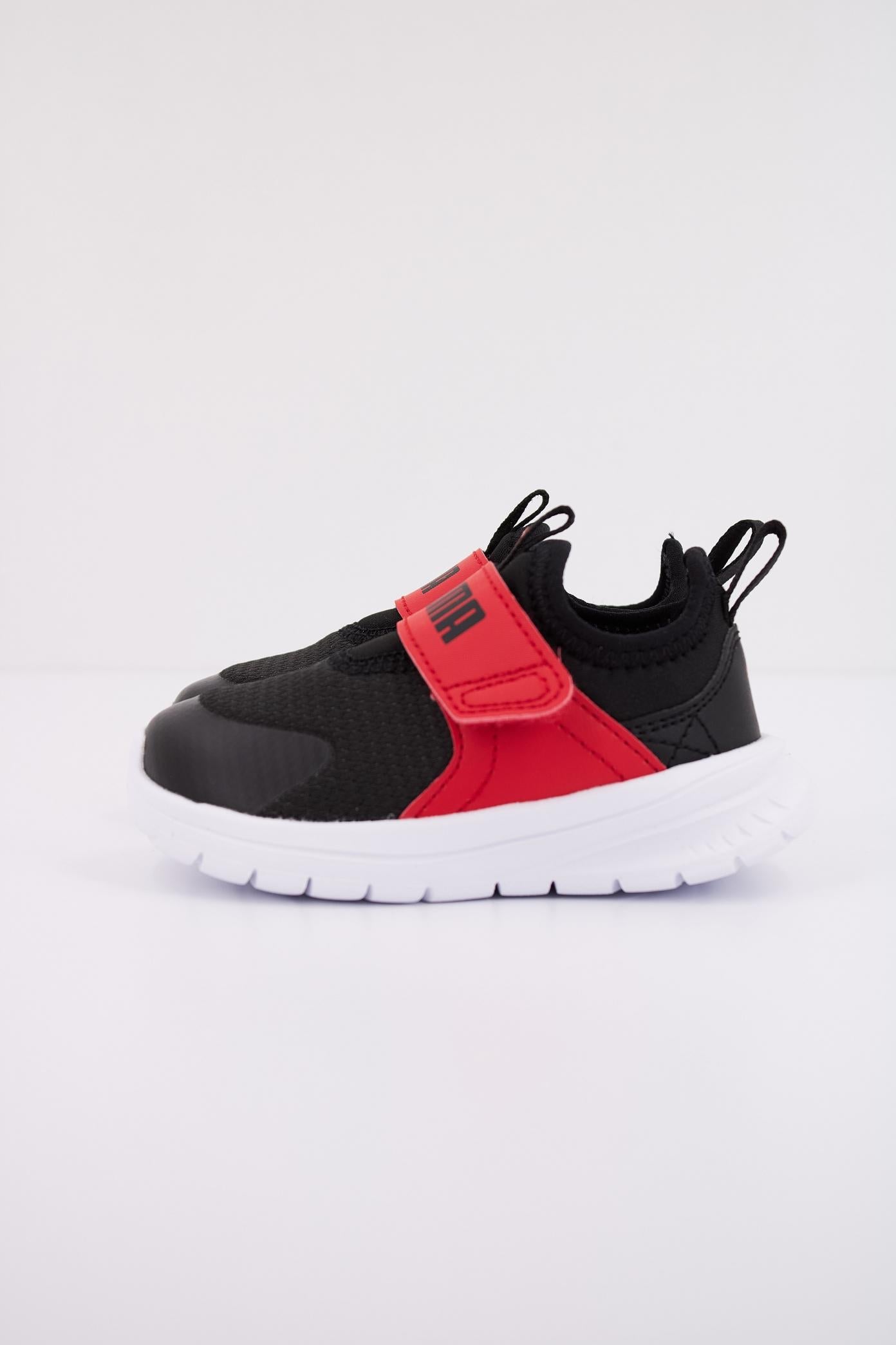 PUMA EVOLVE SLIP ON INF en color NEGRO  (1)