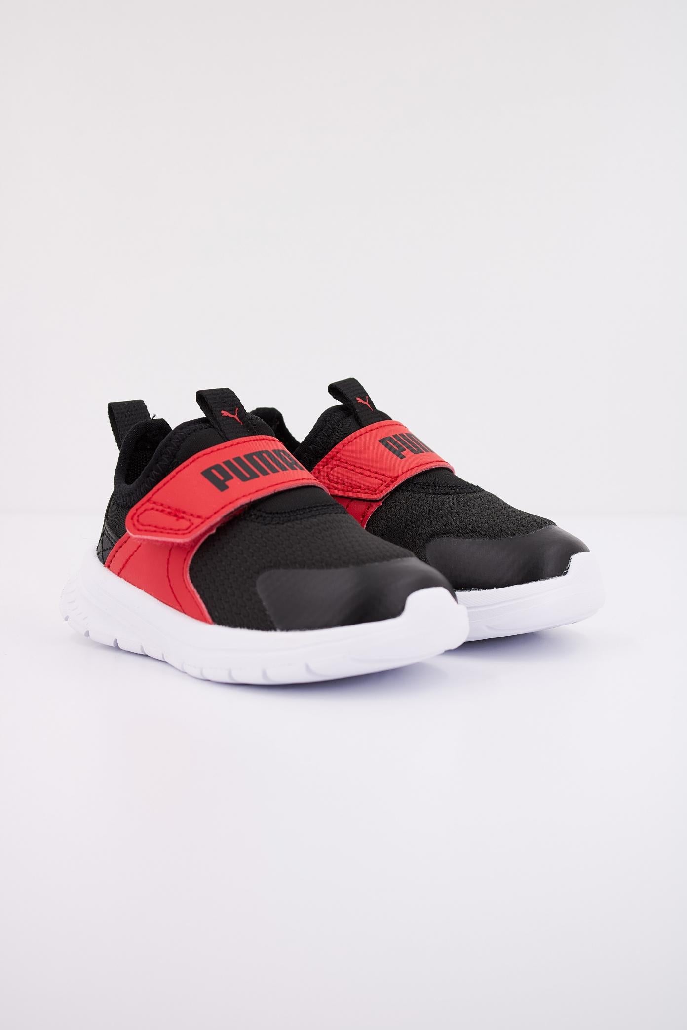 PUMA EVOLVE SLIP ON INF en color NEGRO  (2)