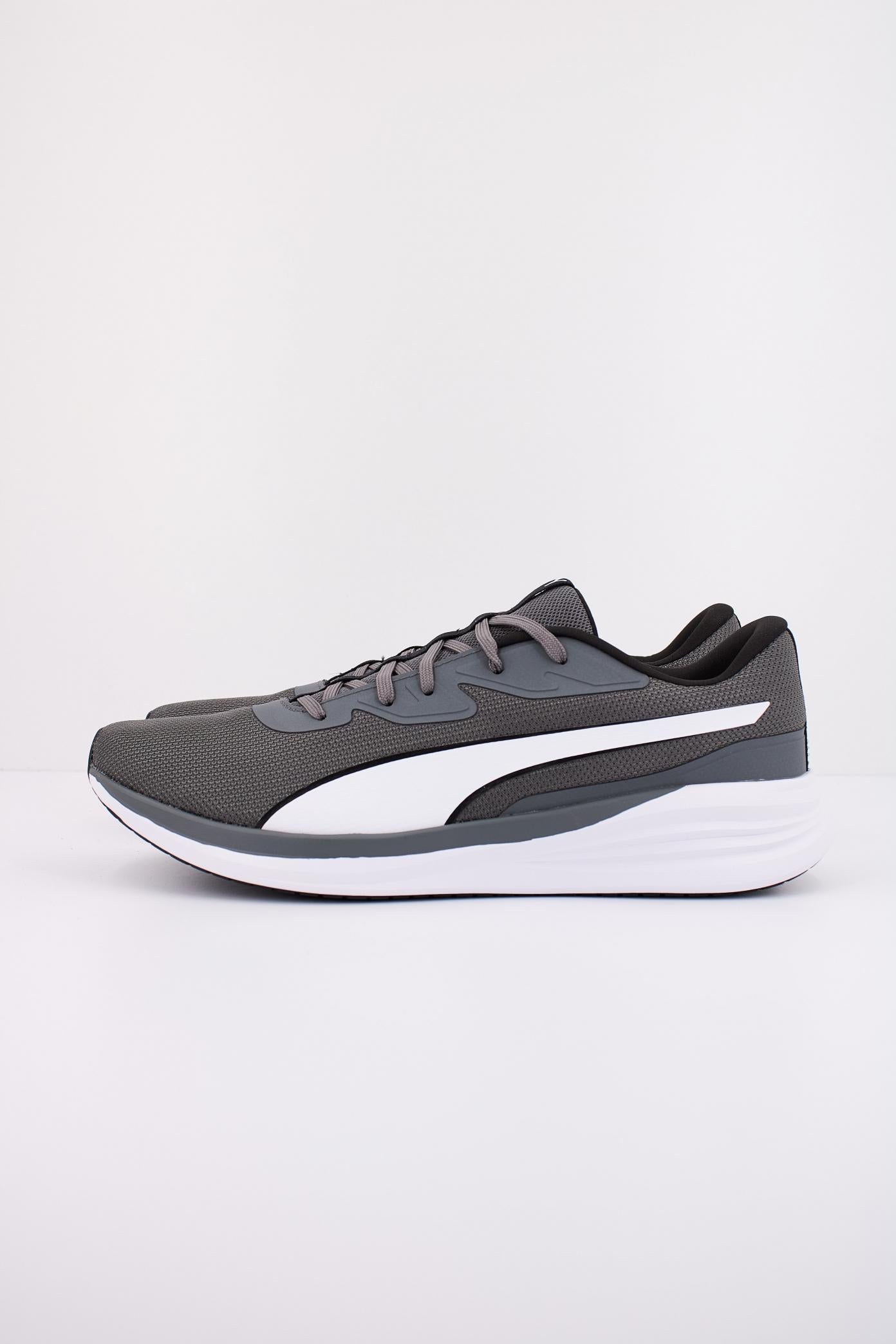 PUMA NIGHT RUNNER V en color GRIS  (1)