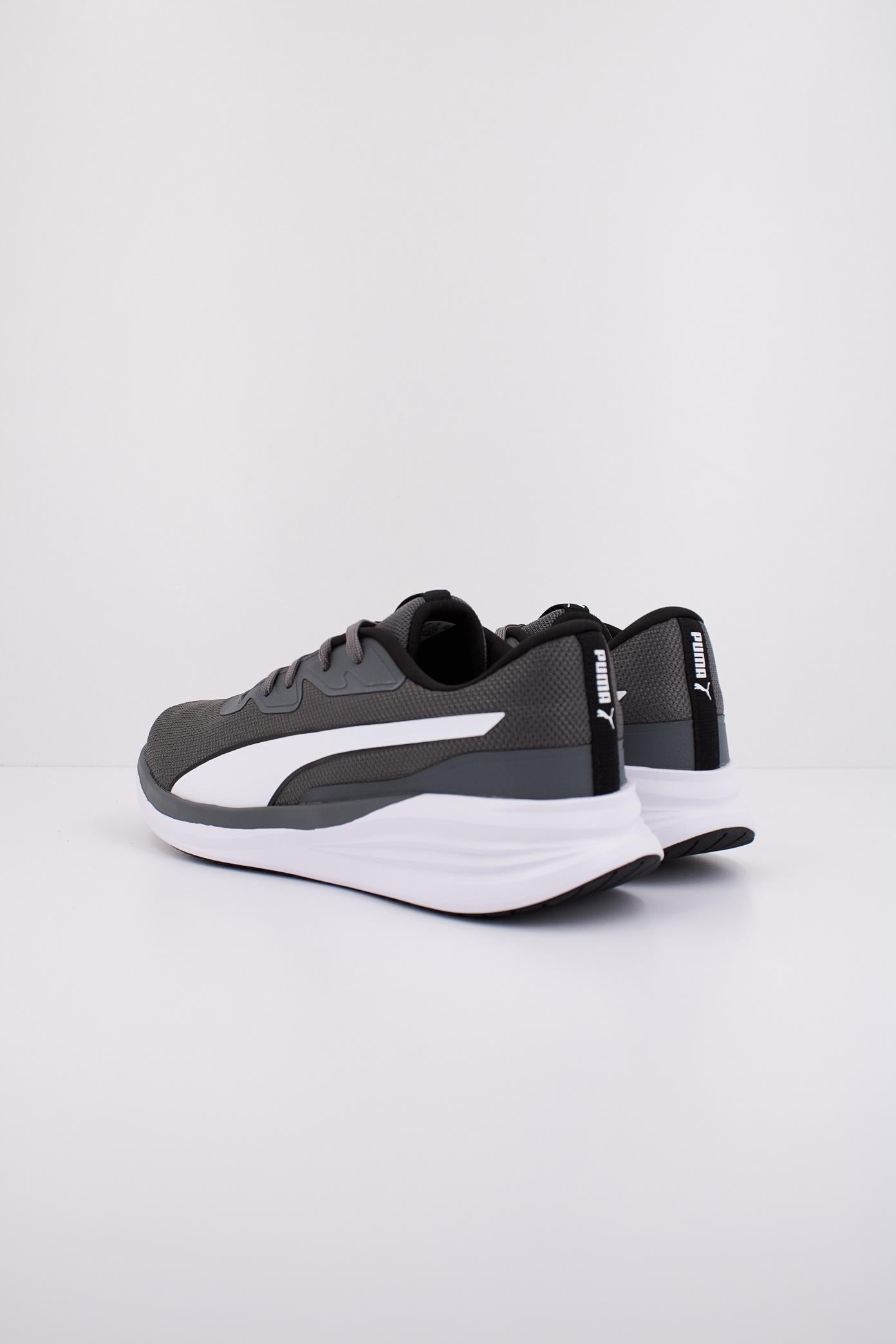 PUMA NIGHT RUNNER V en color GRIS  (4)