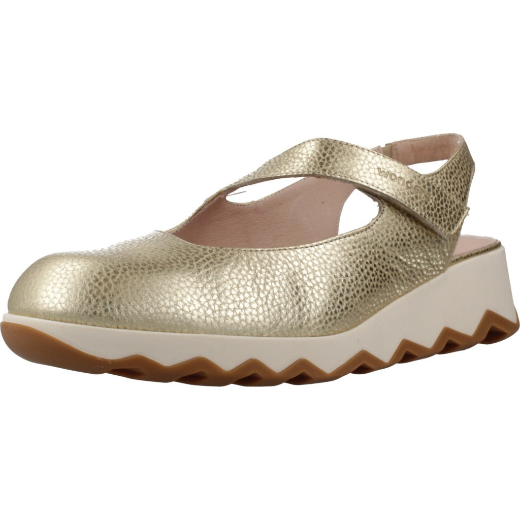 WONDERS SANDALIA CERRADA en color ORO  (1)