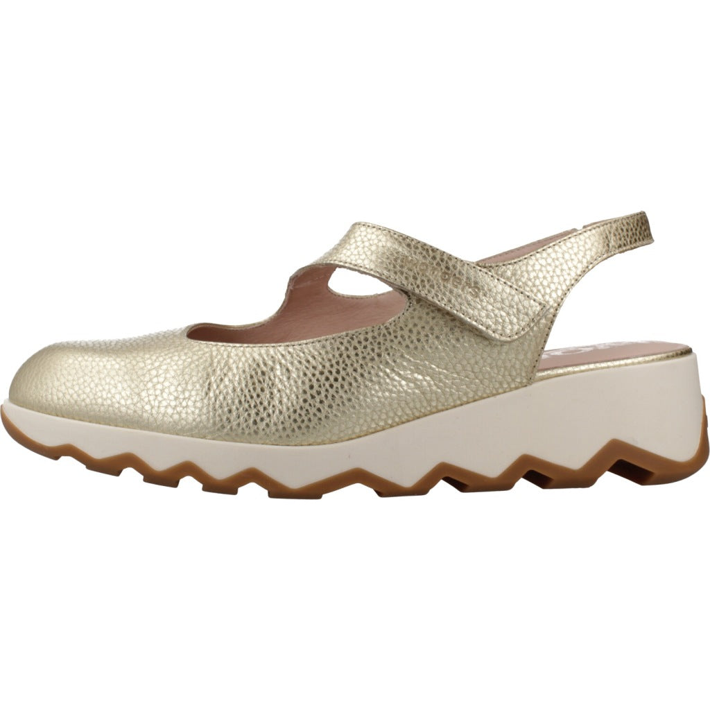 WONDERS SANDALIA CERRADA en color ORO  (2)