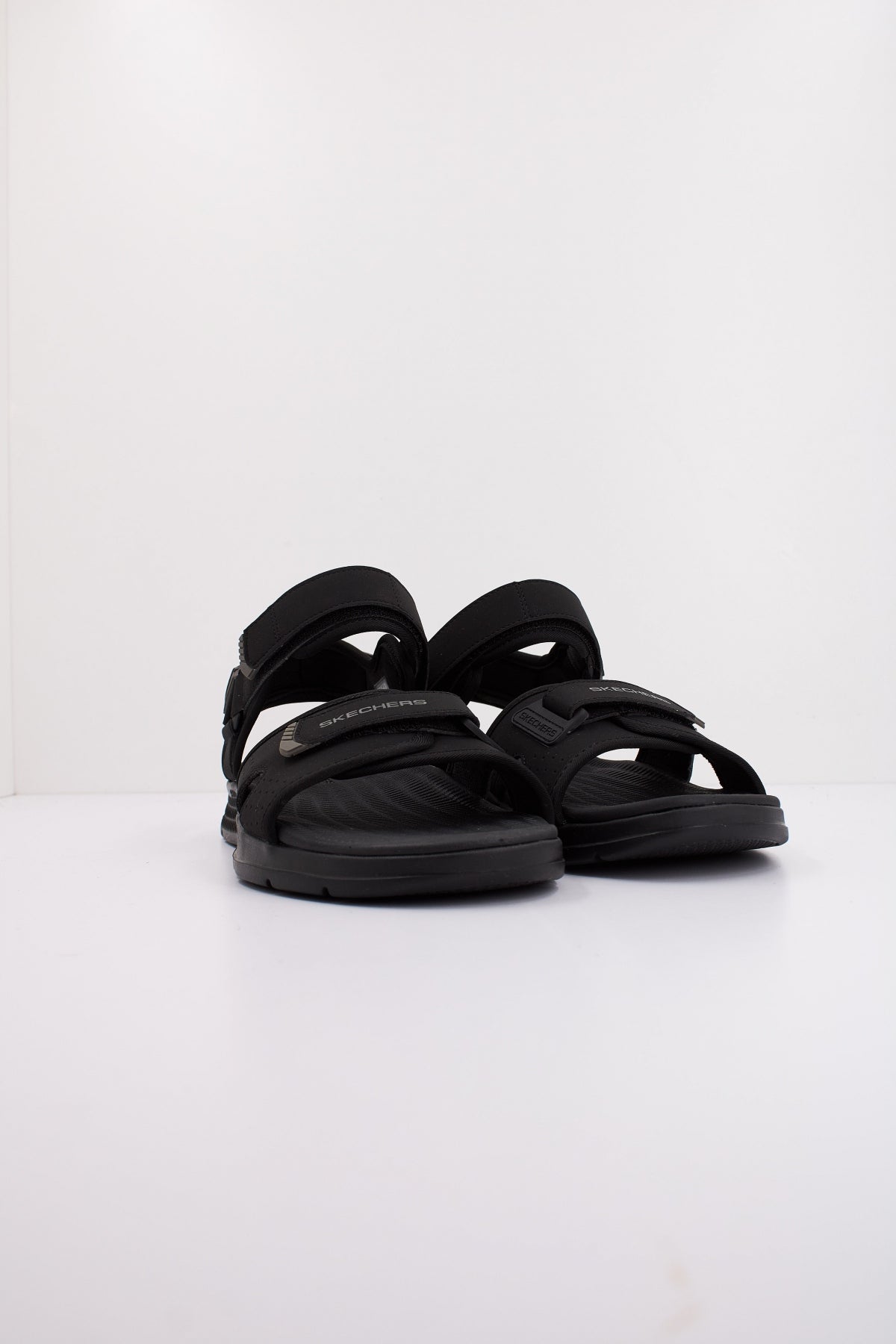 SKECHERS GO CONSISTENT SANDAL en color NEGRO  (2)