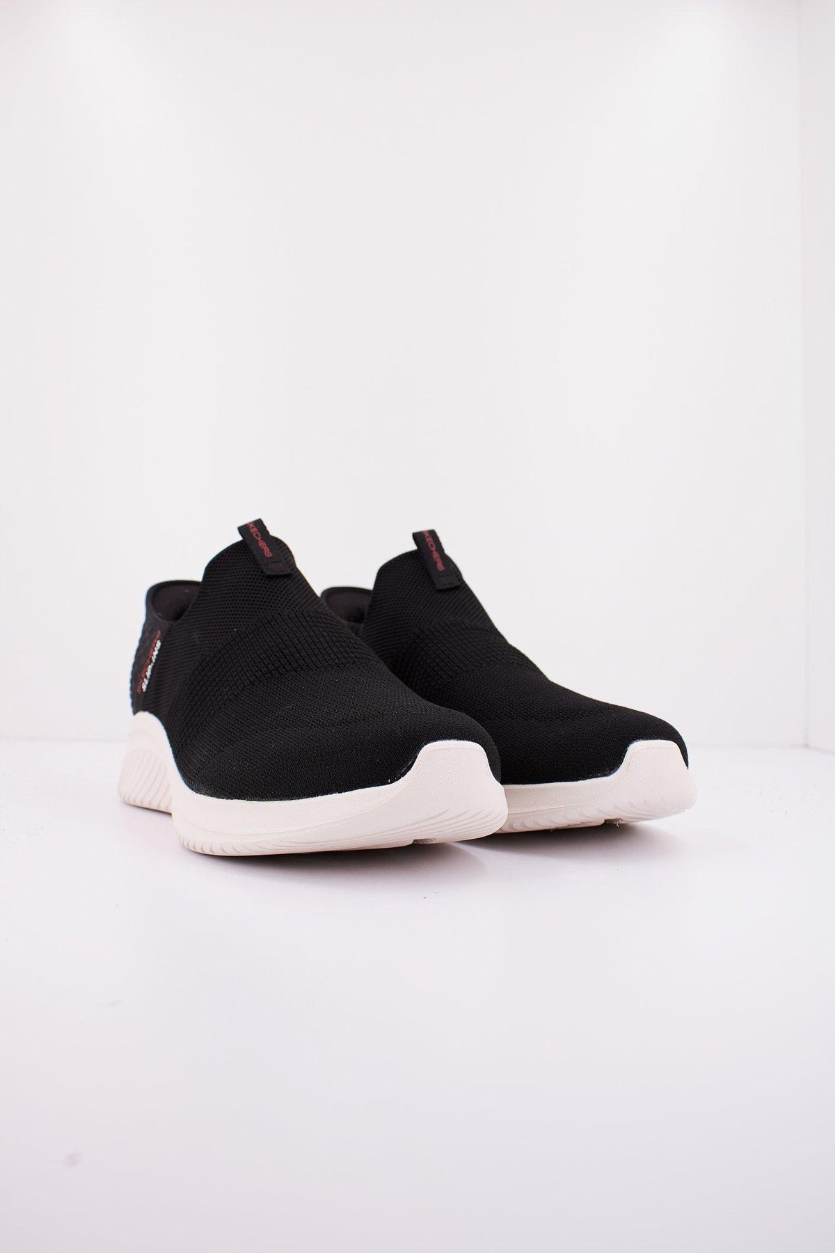 SKECHERS SLIP-INS: ULTRA FL en color NEGRO  (2)