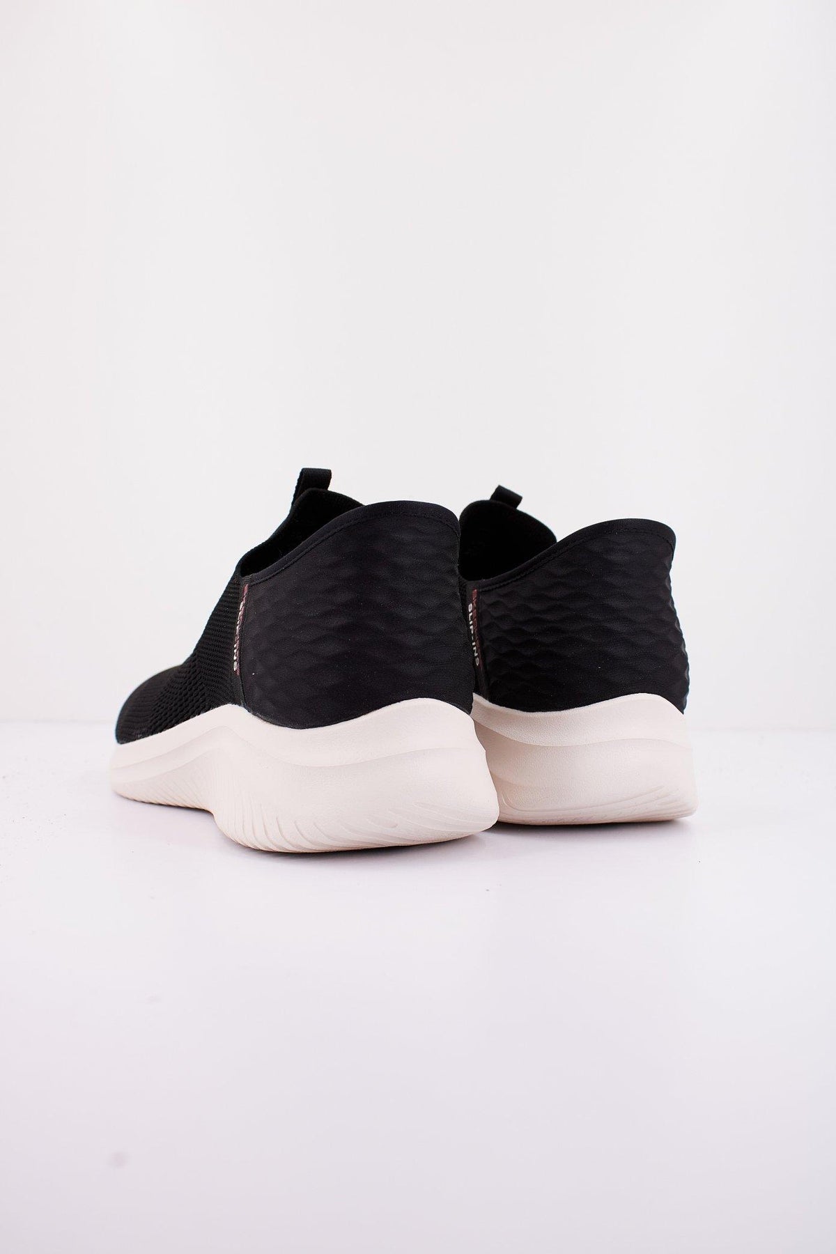 SKECHERS SLIP-INS: ULTRA FL en color NEGRO  (3)