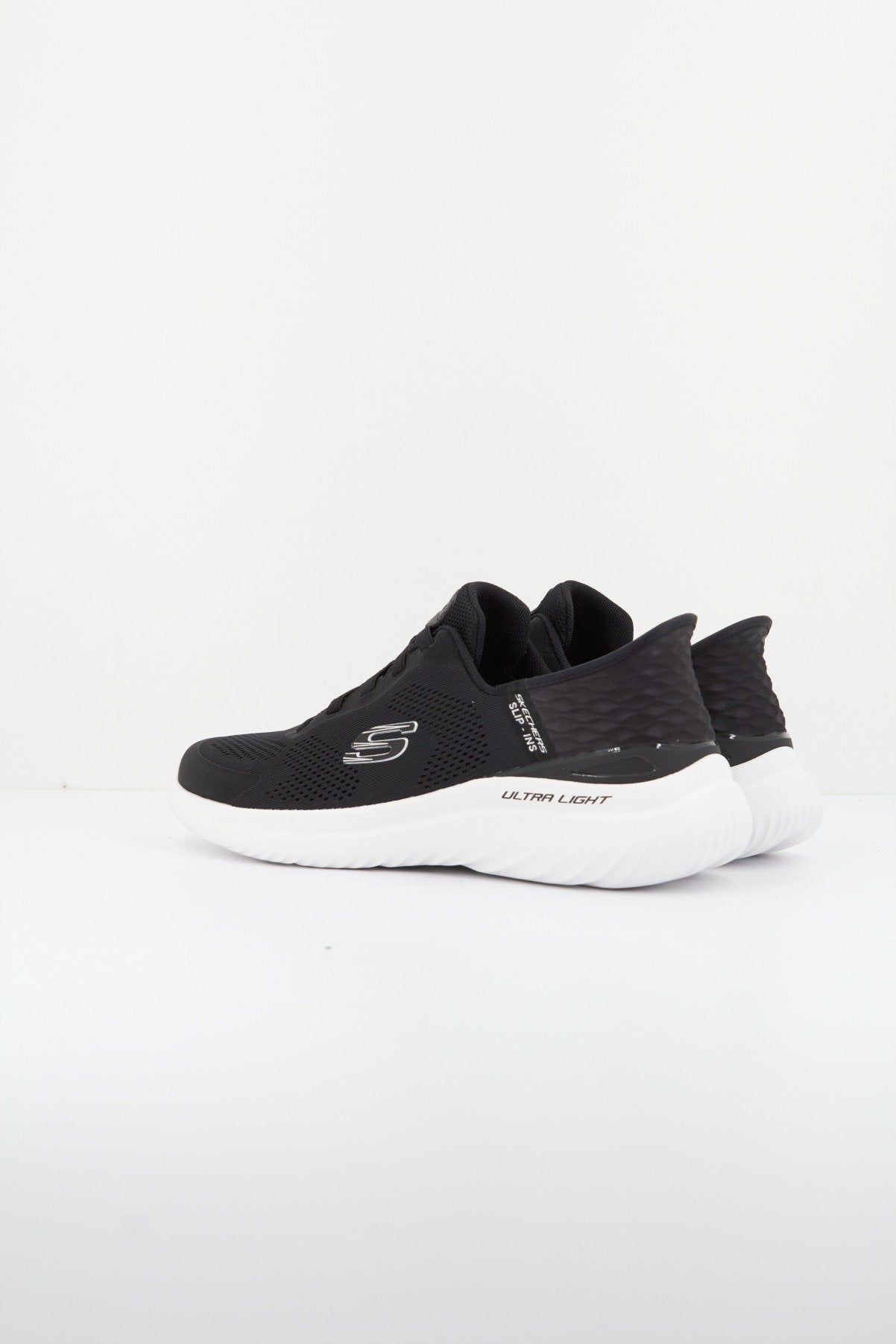 SKECHERS SLIP-INS: S en color NEGRO  (3)