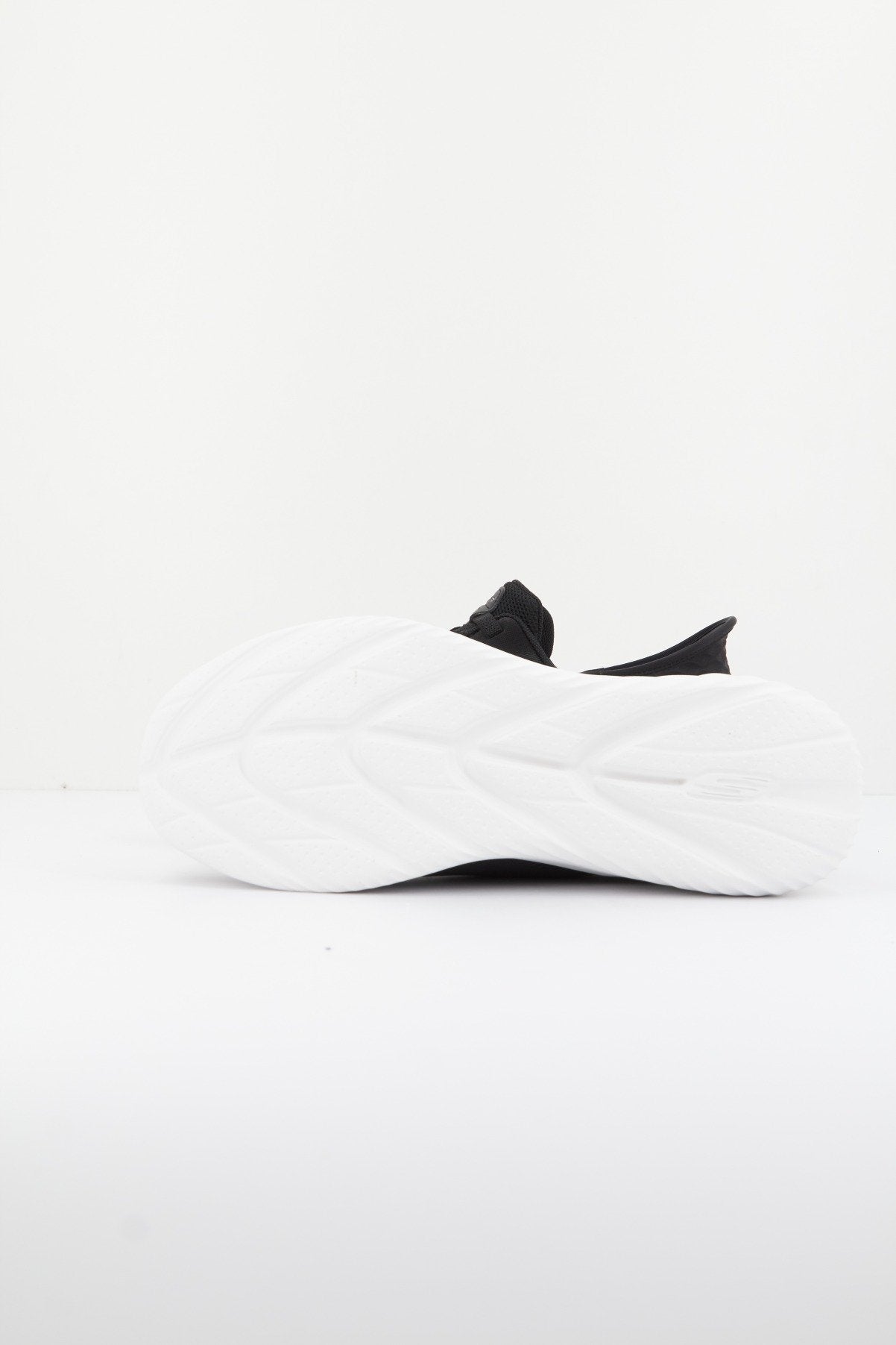 SKECHERS SLIP-INS: S en color NEGRO  (4)
