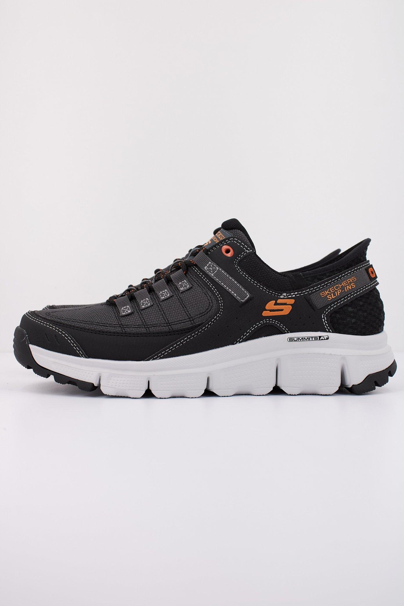 SKECHERS SUMMITS AT SLIP-INS en color NEGRO  (1)
