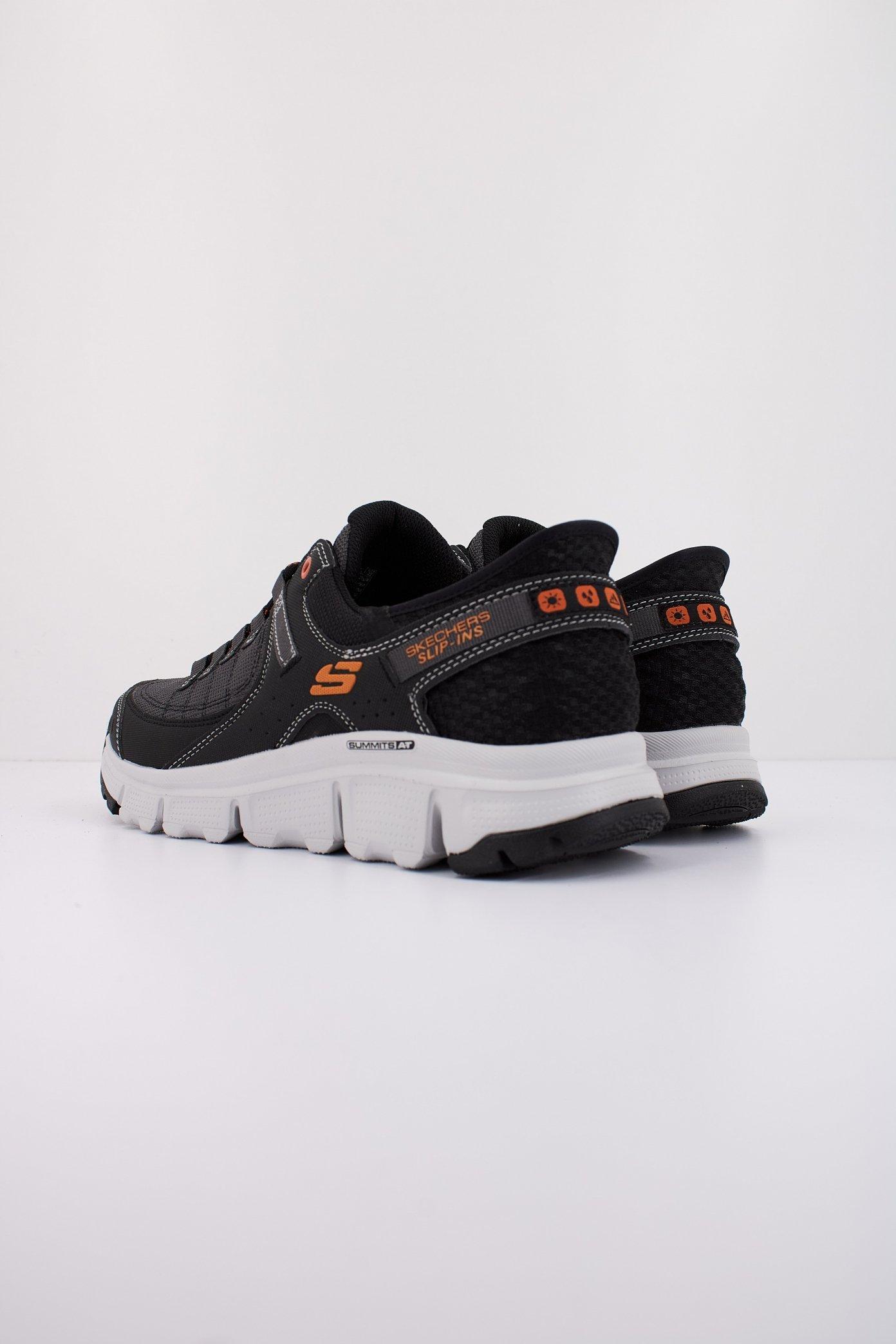 SKECHERS SUMMITS AT SLIP-INS en color NEGRO  (3)