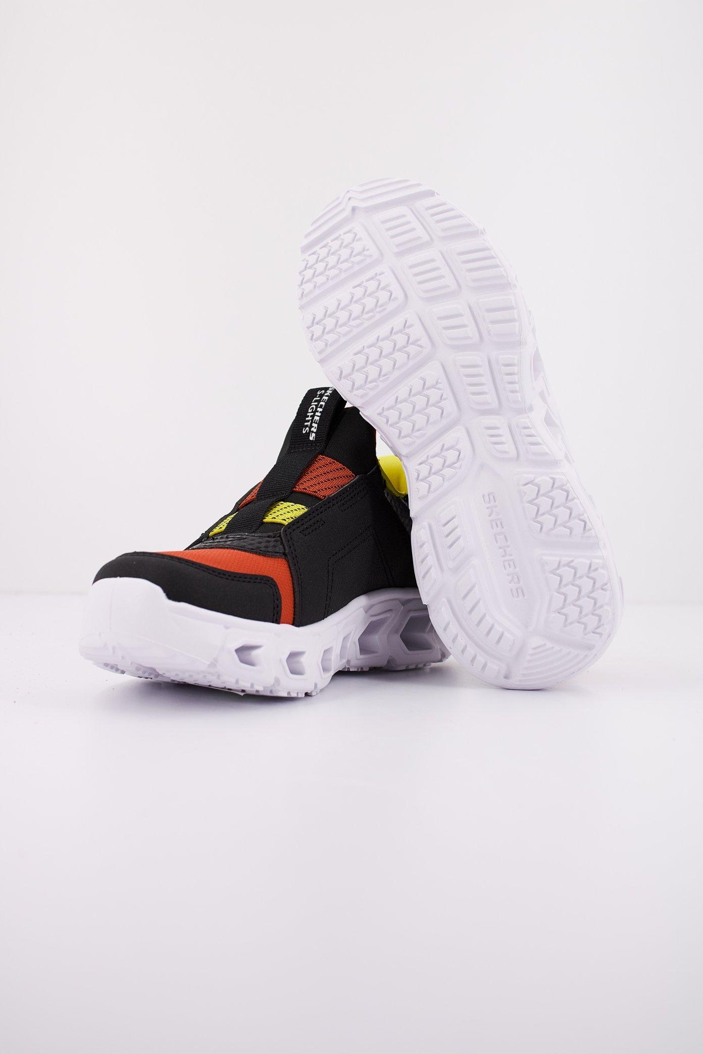 SKECHERS SLIP-INS L en color NEGRO  (4)