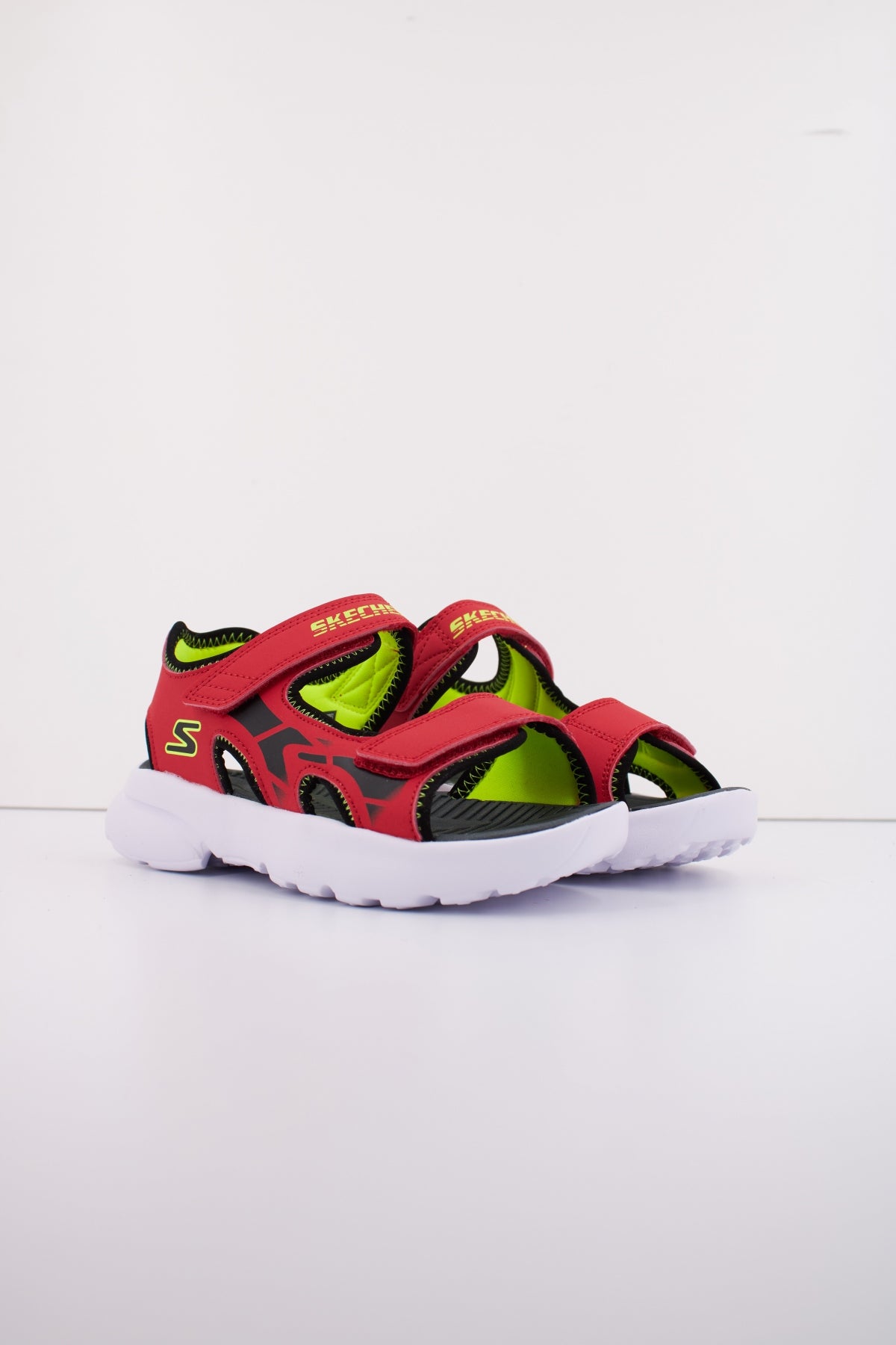 SKECHERS L  en color ROJO  (2)