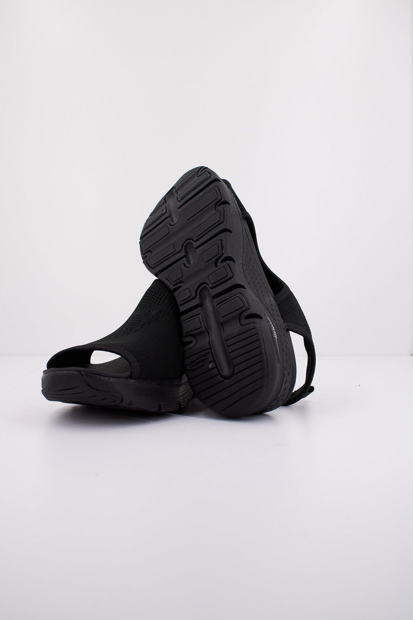 SKECHERS ARCH FIT en color NEGRO  (4)