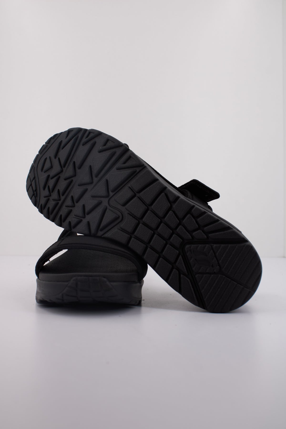 SKECHERS UNO SANDAL SUMMER STAND  en color NEGRO  (5)