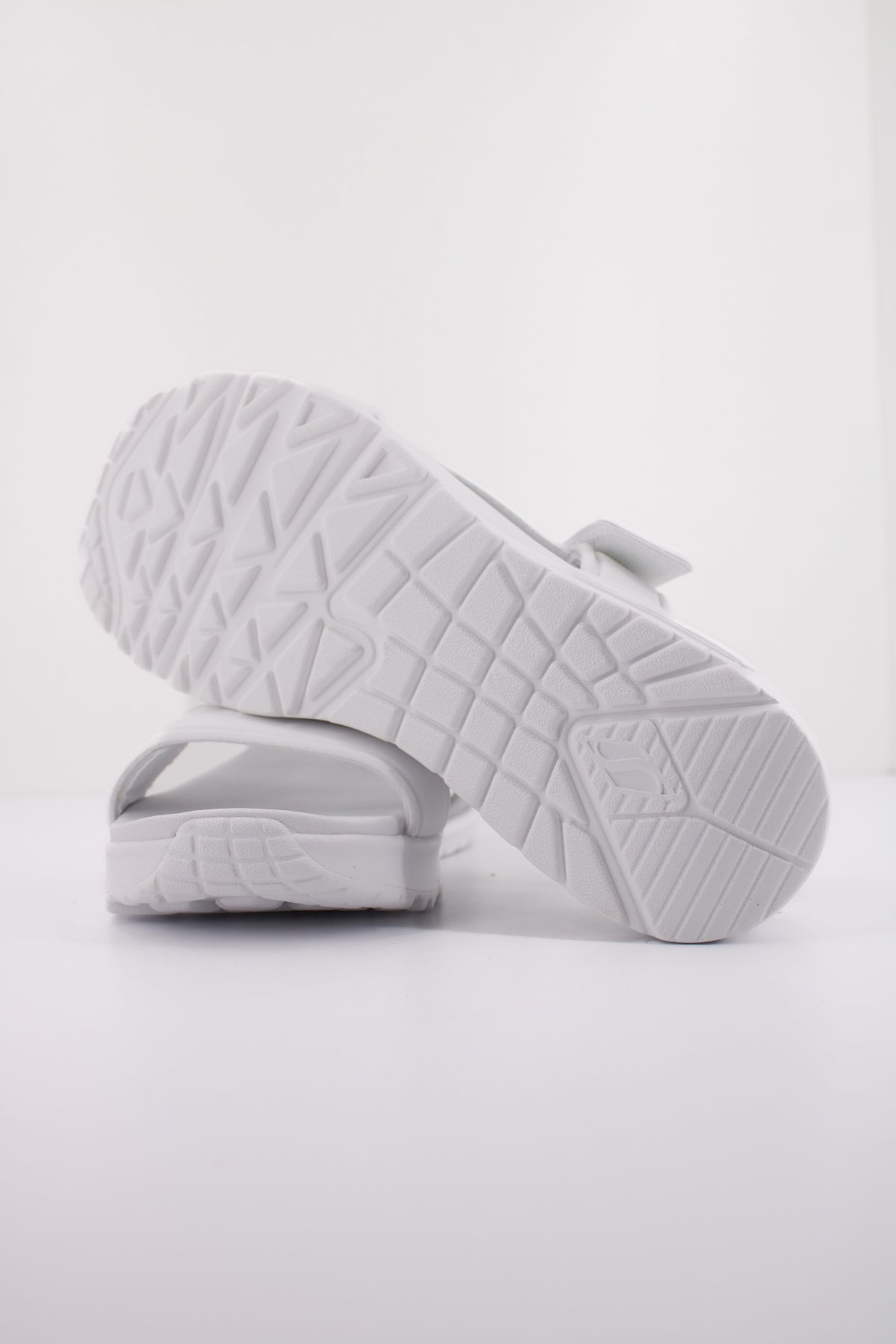 SKECHERS UNO SANDAL SUMMER STAND  en color BLANCO  (5)
