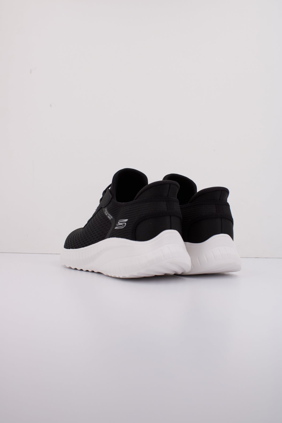 SKECHERS  BOBS SQUAD CHAOS  SLIP-INS en color NEGRO  (4)