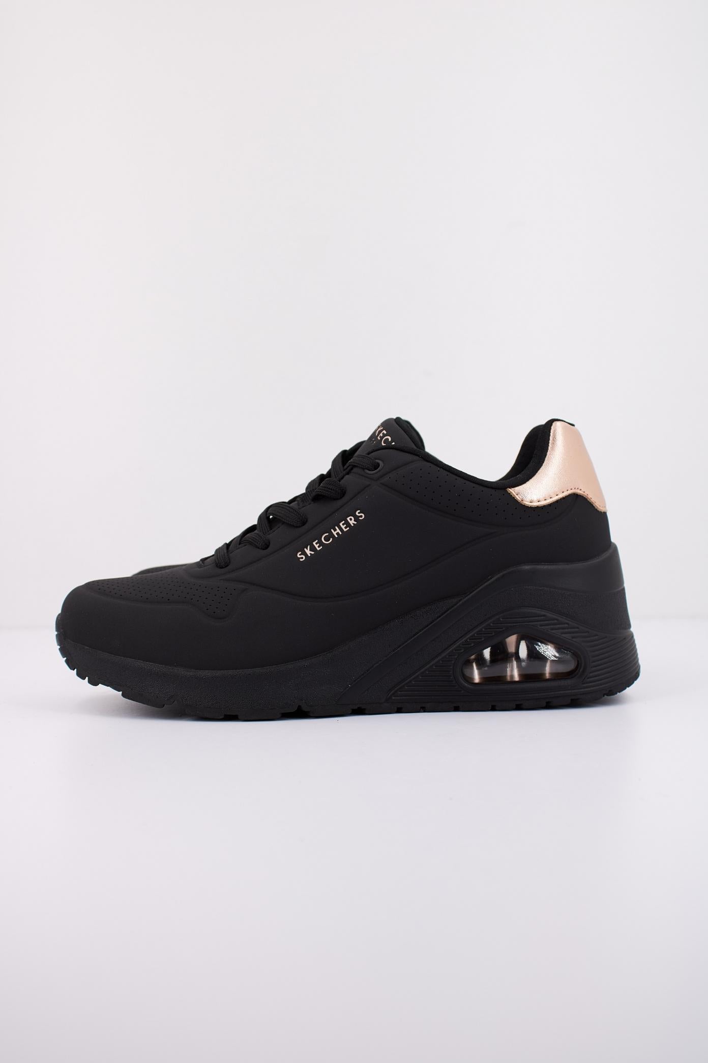 SKECHERS UNO WEDGE - HI STEPS en color NEGRO  (1)