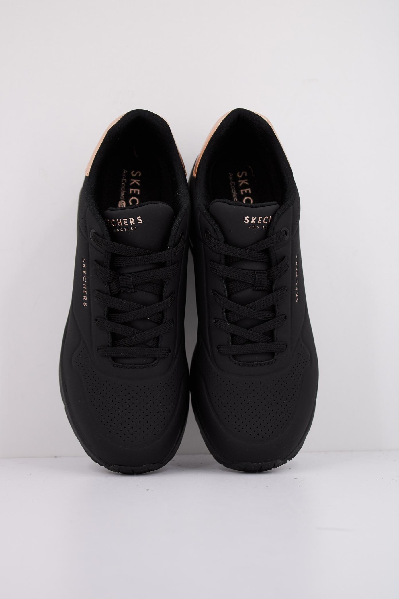 SKECHERS UNO WEDGE - HI STEPS en color NEGRO  (3)
