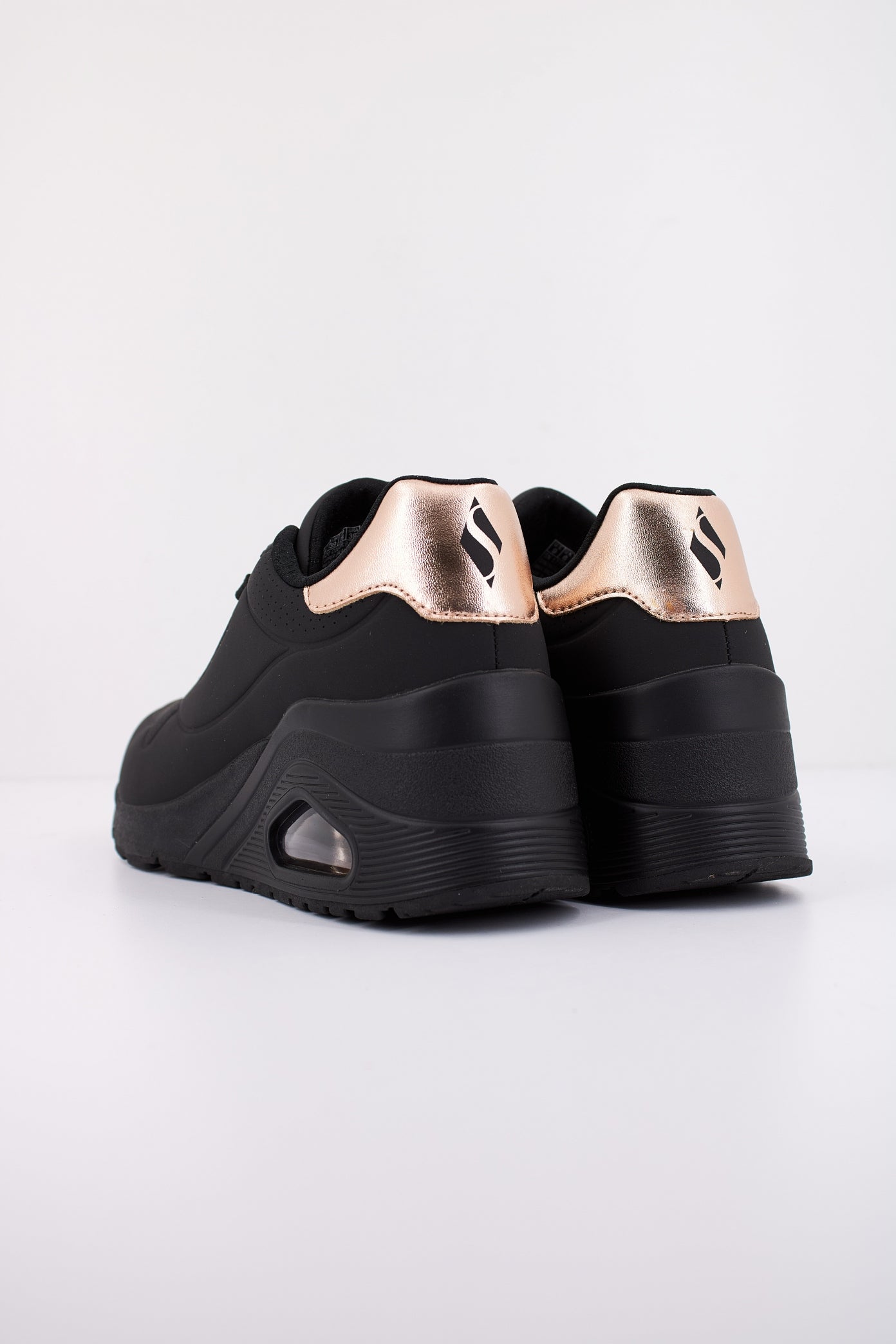 SKECHERS UNO WEDGE - HI STEPS en color NEGRO  (4)